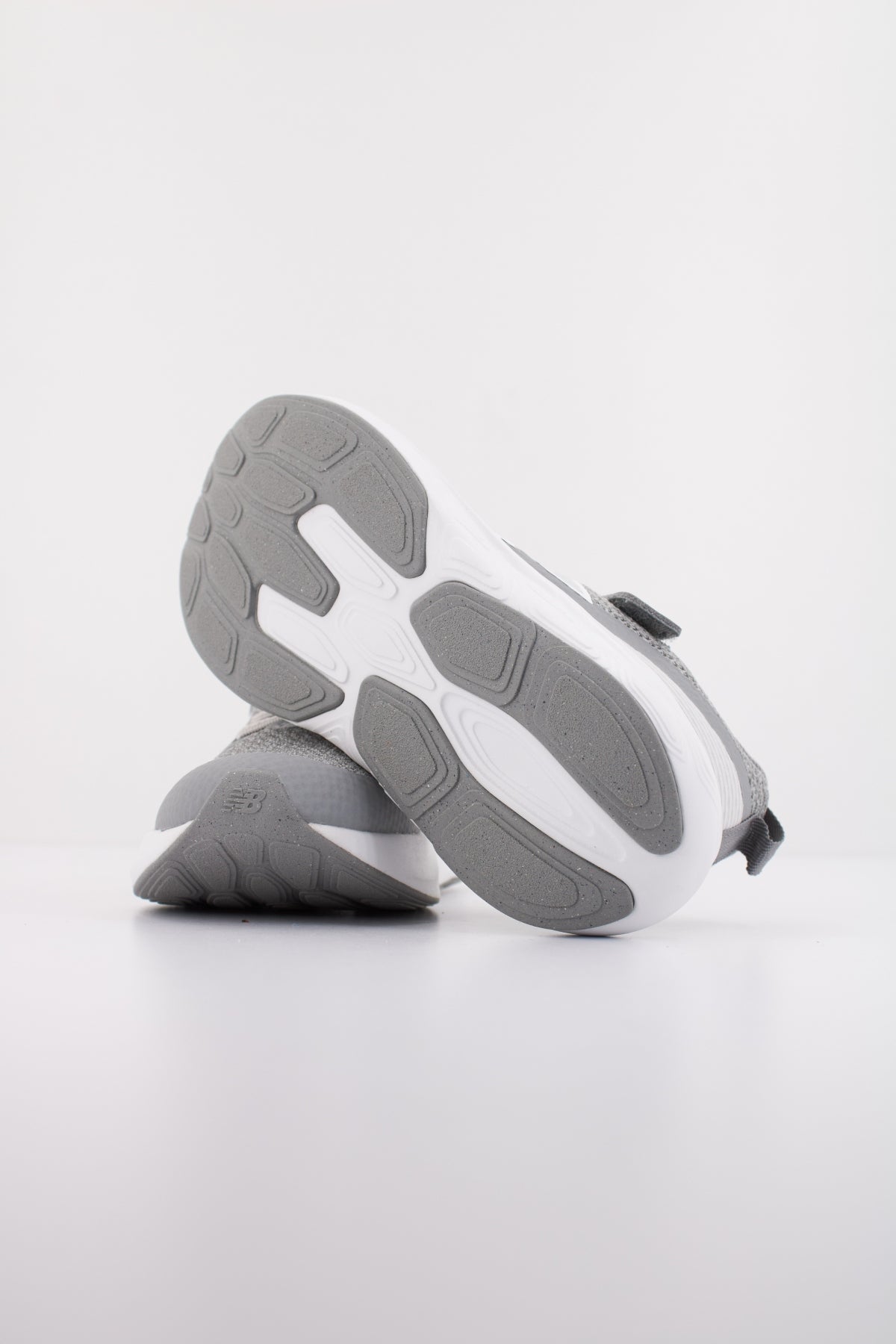 NEW BALANCE PT ED en color GRIS  (5)