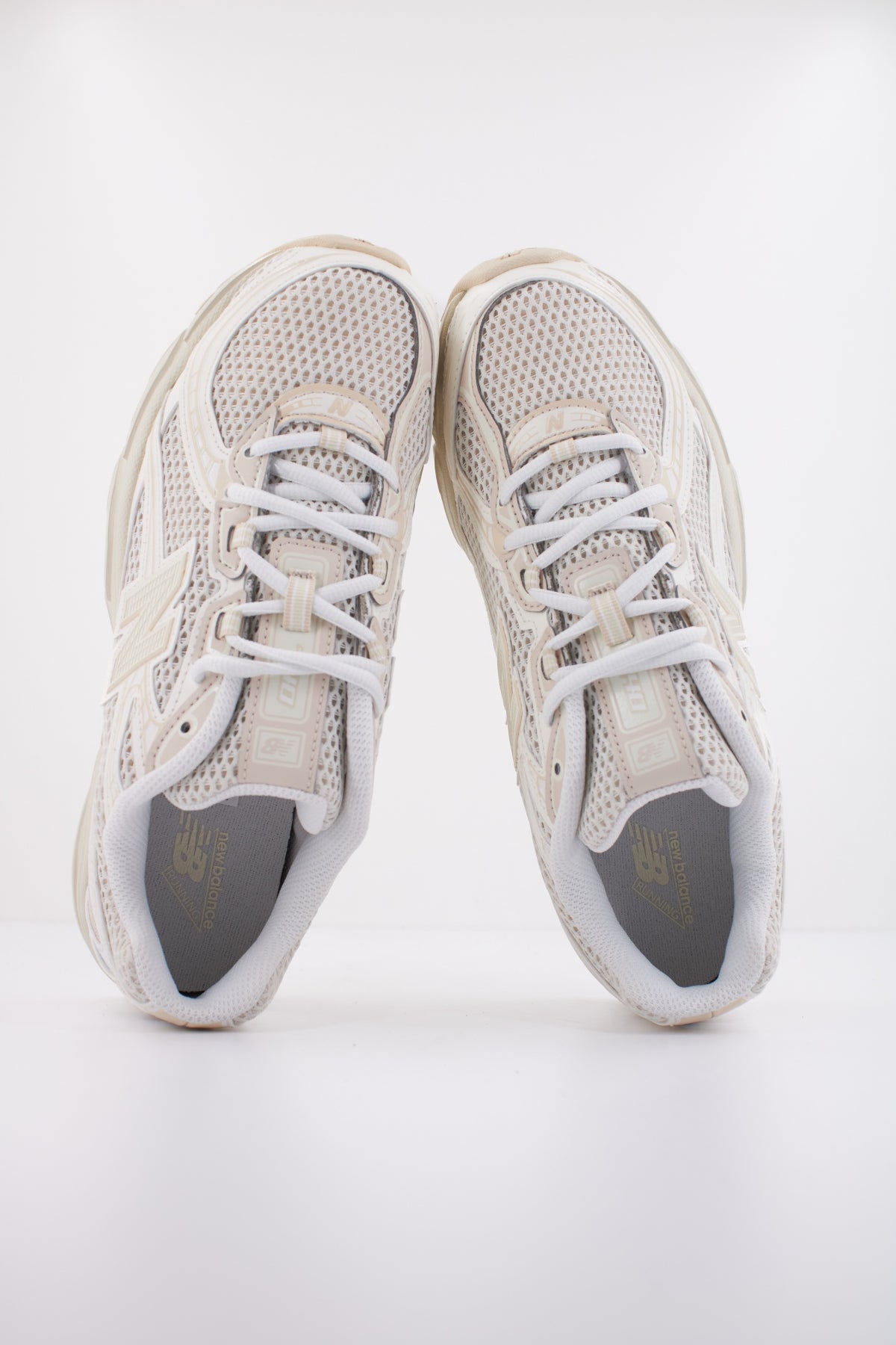 NEW BALANCE U en color BEIS  (3)