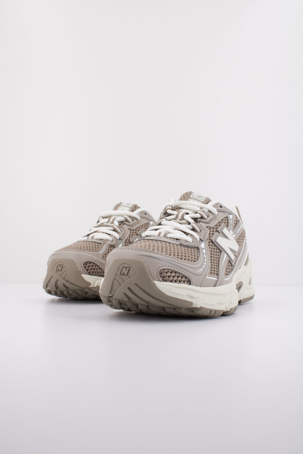 NEW BALANCE U en color MARRON  (2)