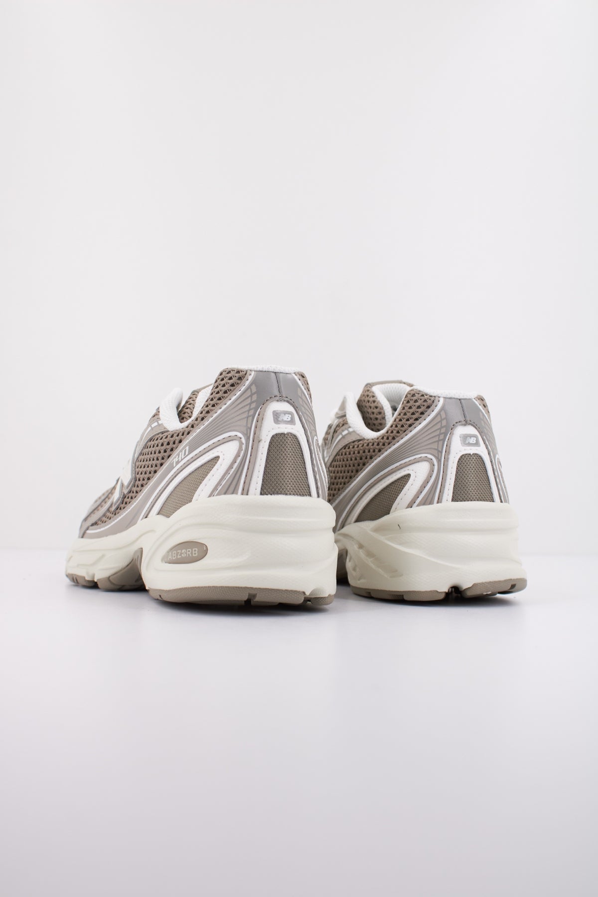 NEW BALANCE U en color MARRON  (4)