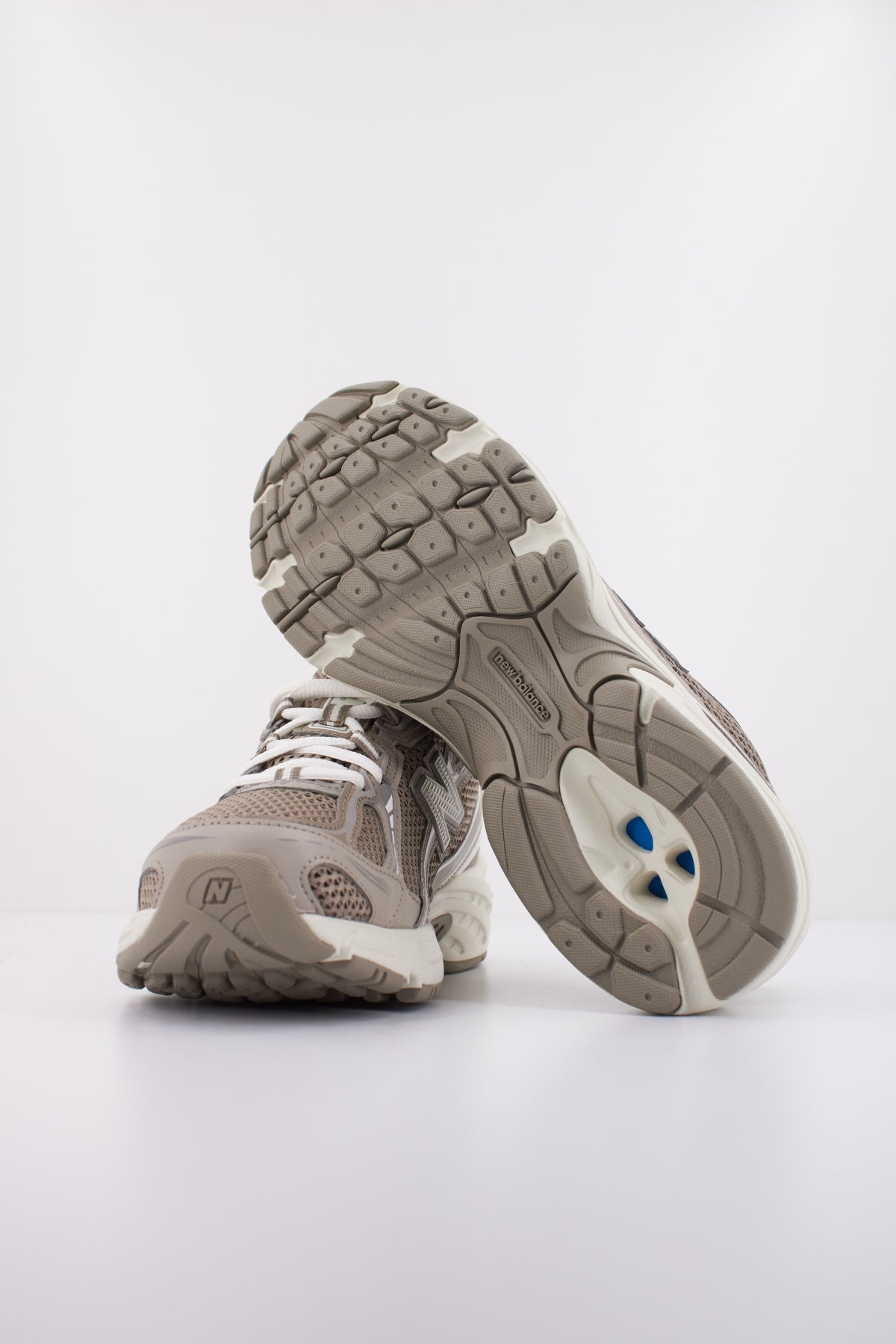 NEW BALANCE U en color MARRON  (5)