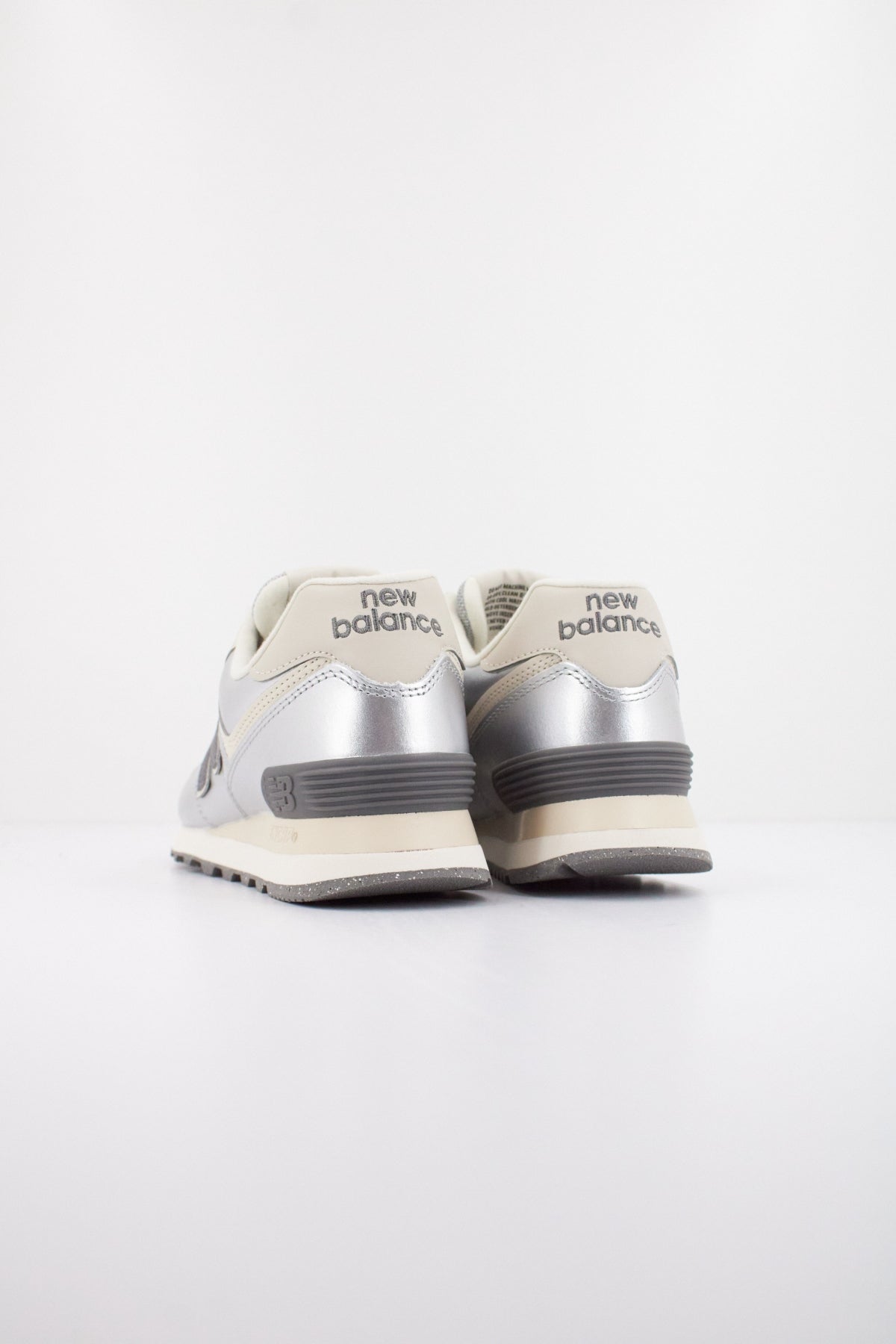 NEW BALANCE WL  en color PLATA  (4)