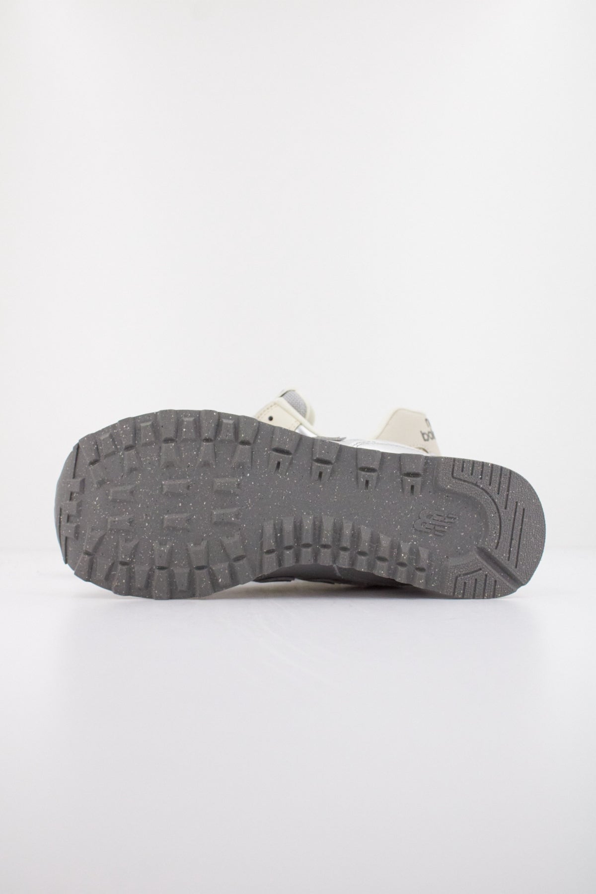 NEW BALANCE WL  en color PLATA  (5)
