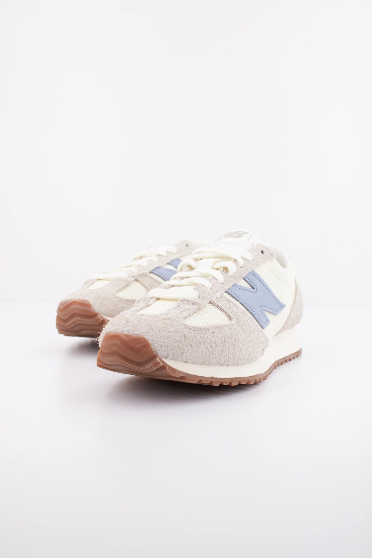 NEW BALANCE U AA en color BEIS  (2)