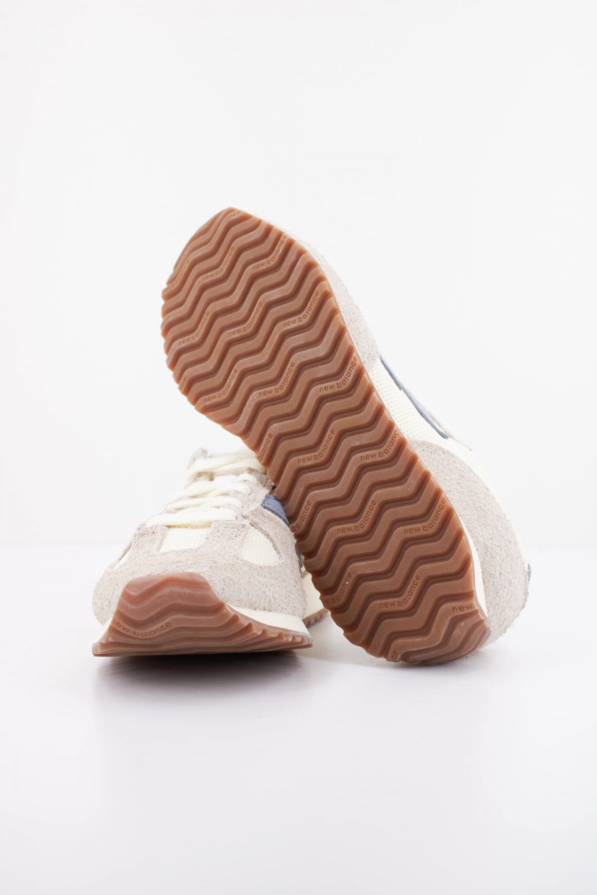 NEW BALANCE U AA en color BEIS  (5)