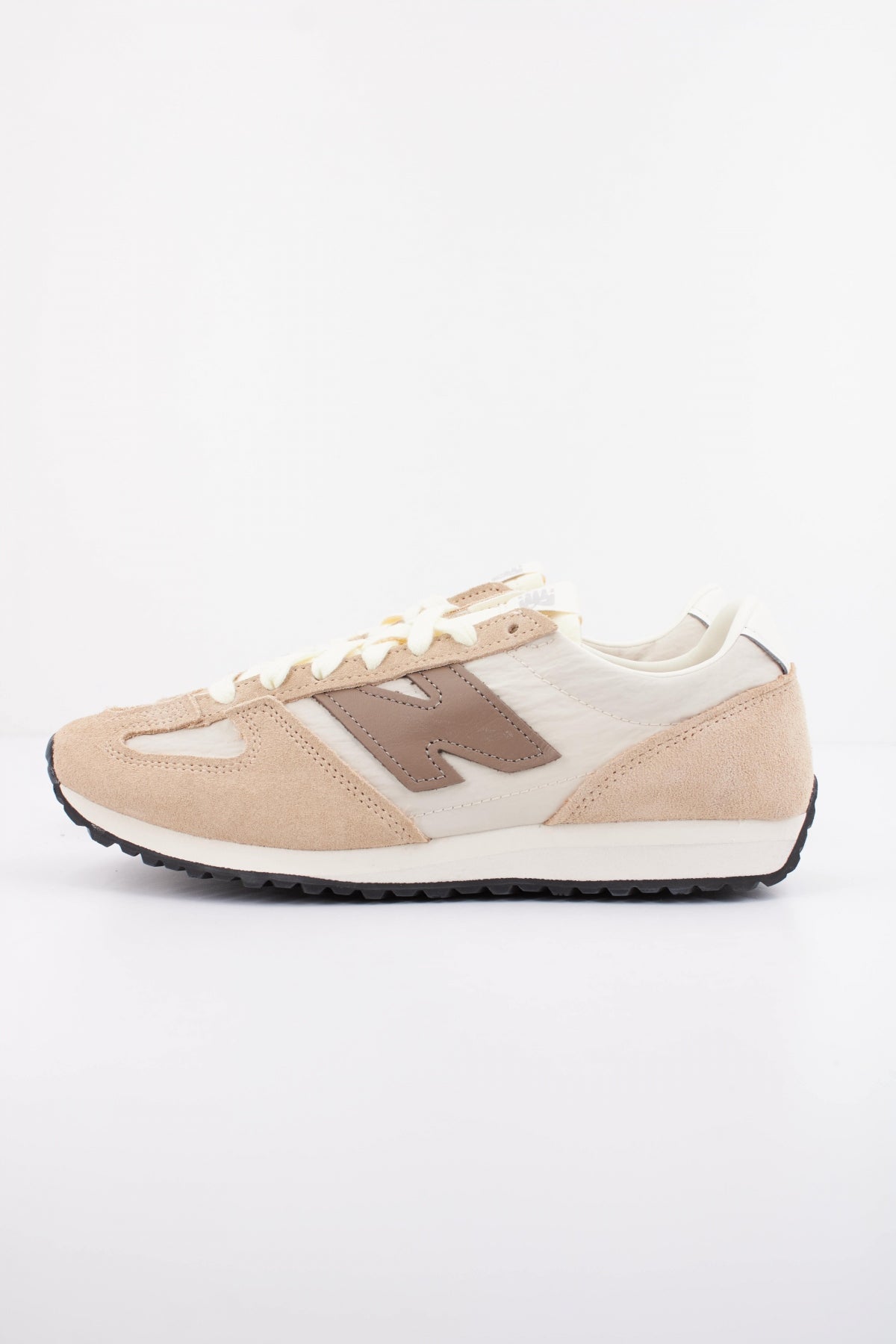 NEW BALANCE U AI  en color MARRON  (1)