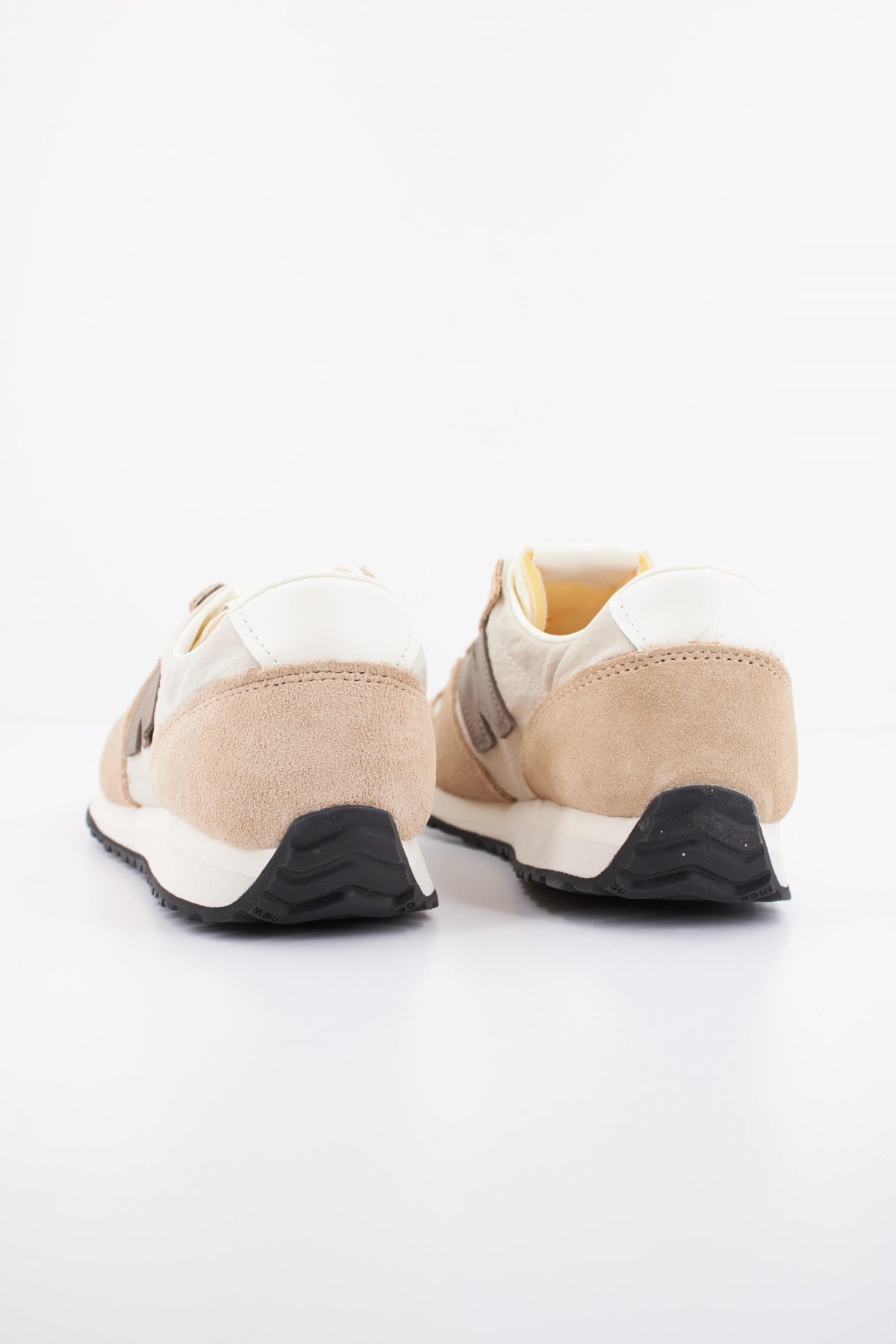 NEW BALANCE U AI  en color MARRON  (4)