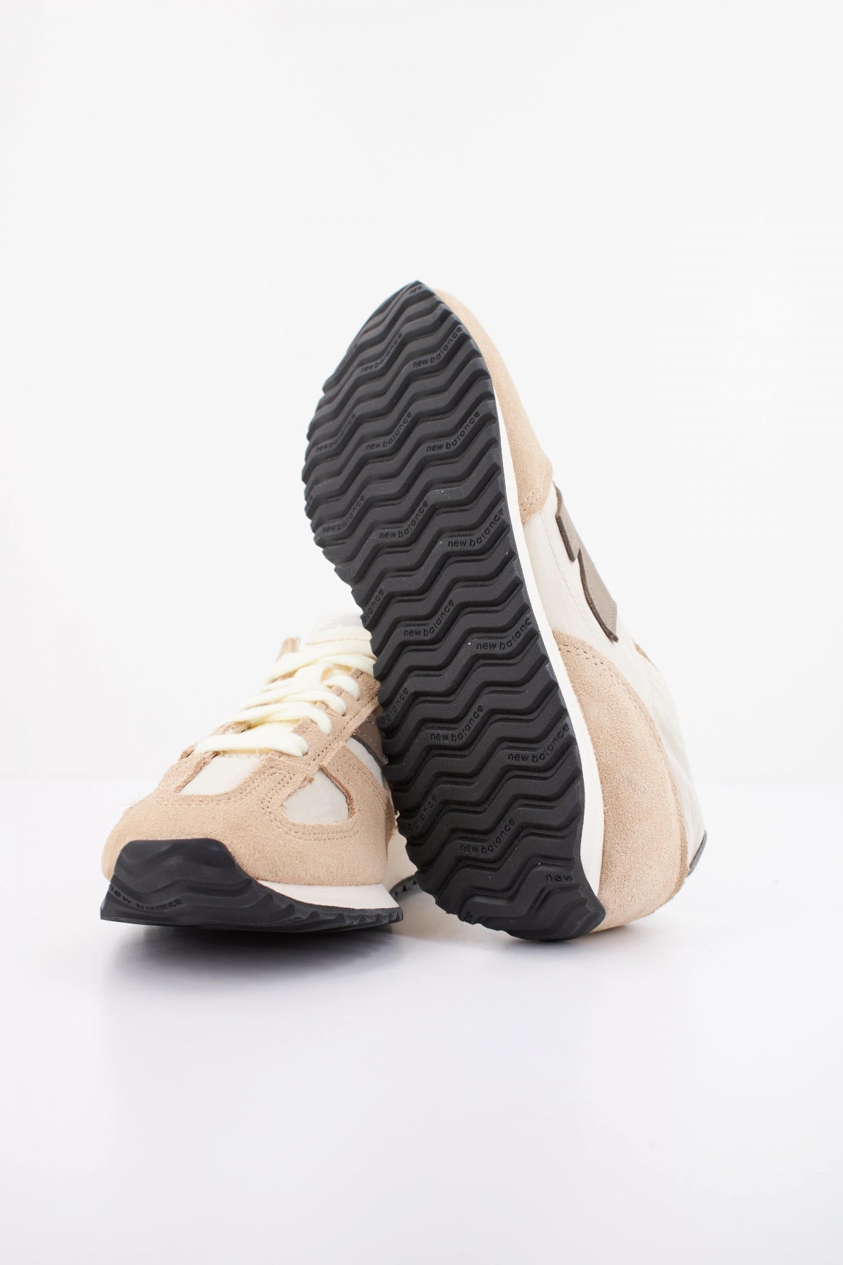 NEW BALANCE U AI  en color MARRON  (5)