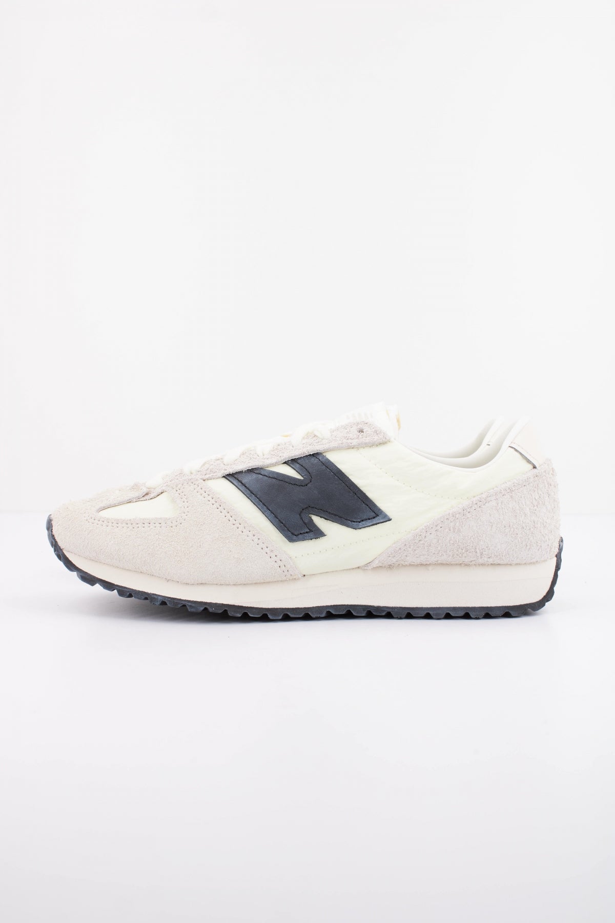NEW BALANCE U AM  en color BEIS  (1)