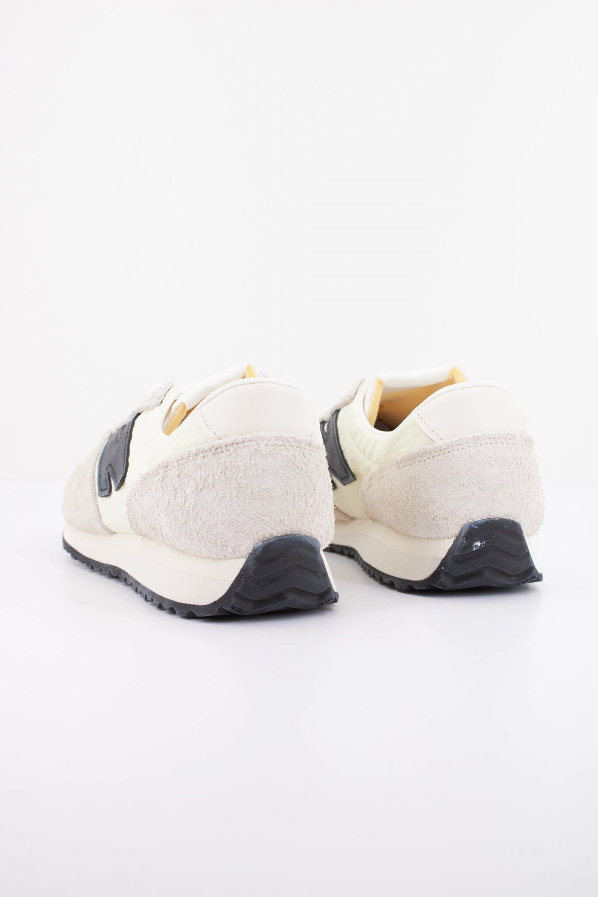 NEW BALANCE U AM  en color BEIS  (4)