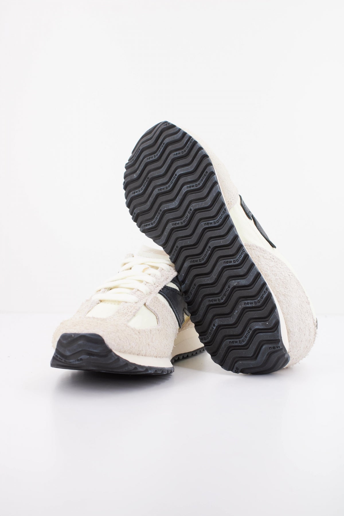 NEW BALANCE U AM  en color BEIS  (5)