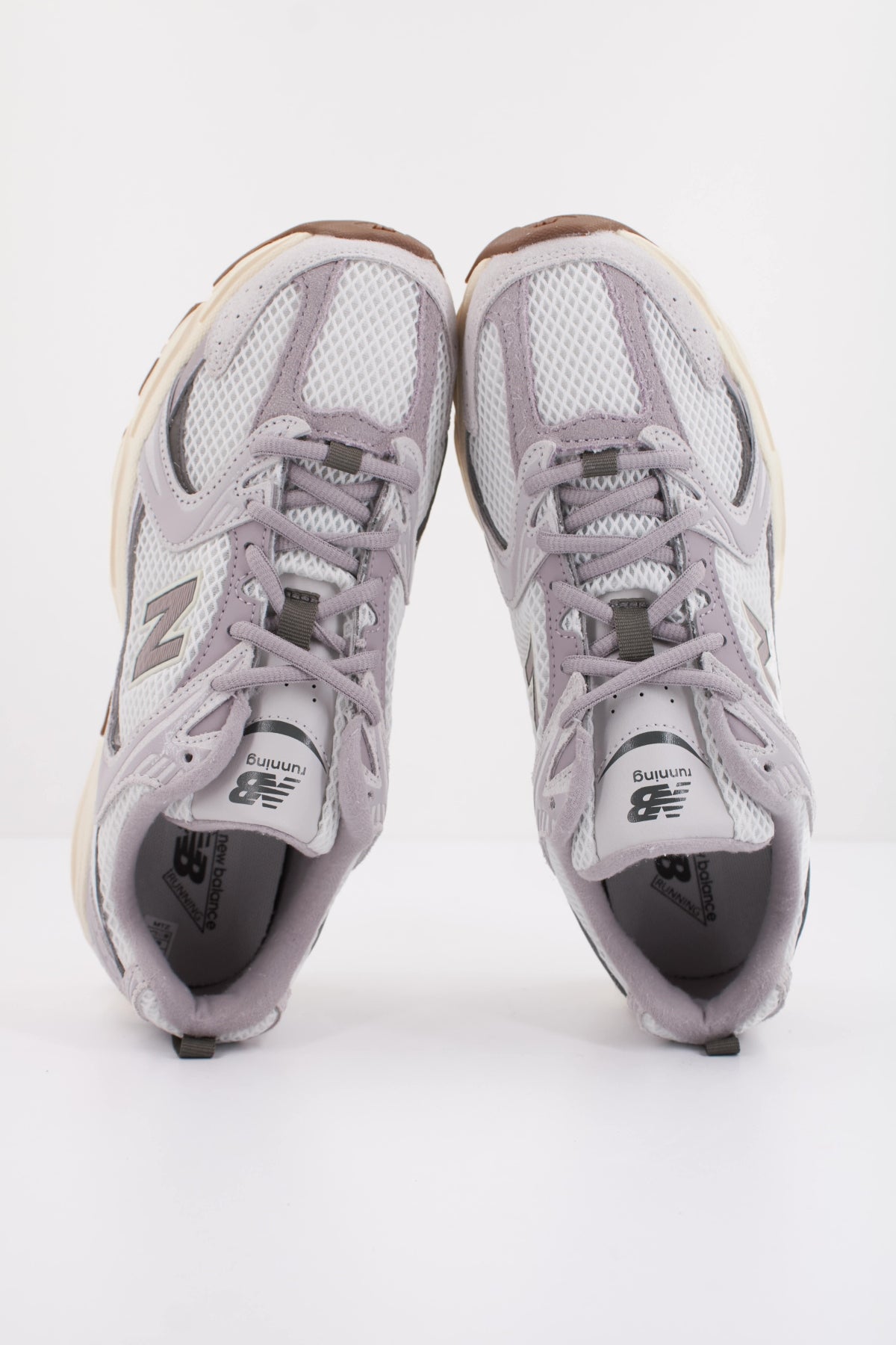 NEW BALANCE U  en color GRIS  (3)