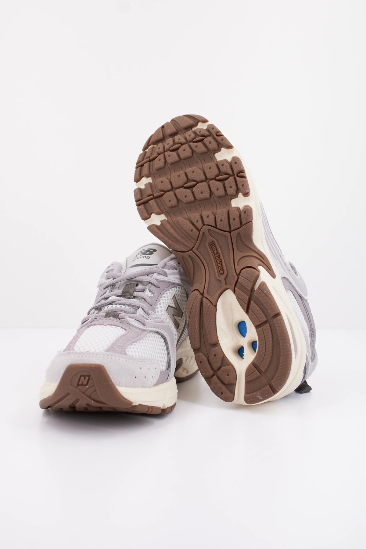 NEW BALANCE U  en color GRIS  (5)