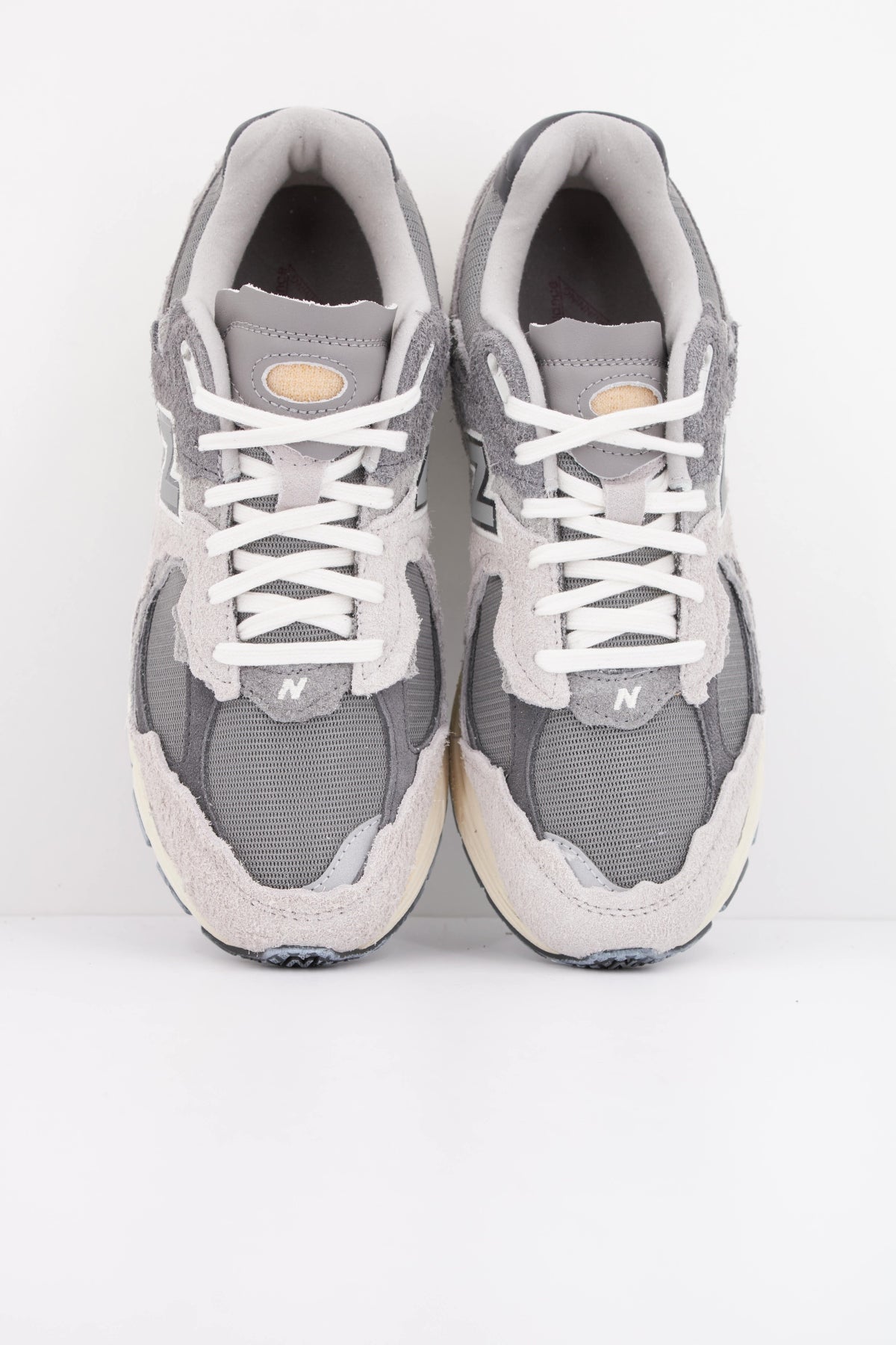 NEW BALANCE M  en color GRIS  (3)