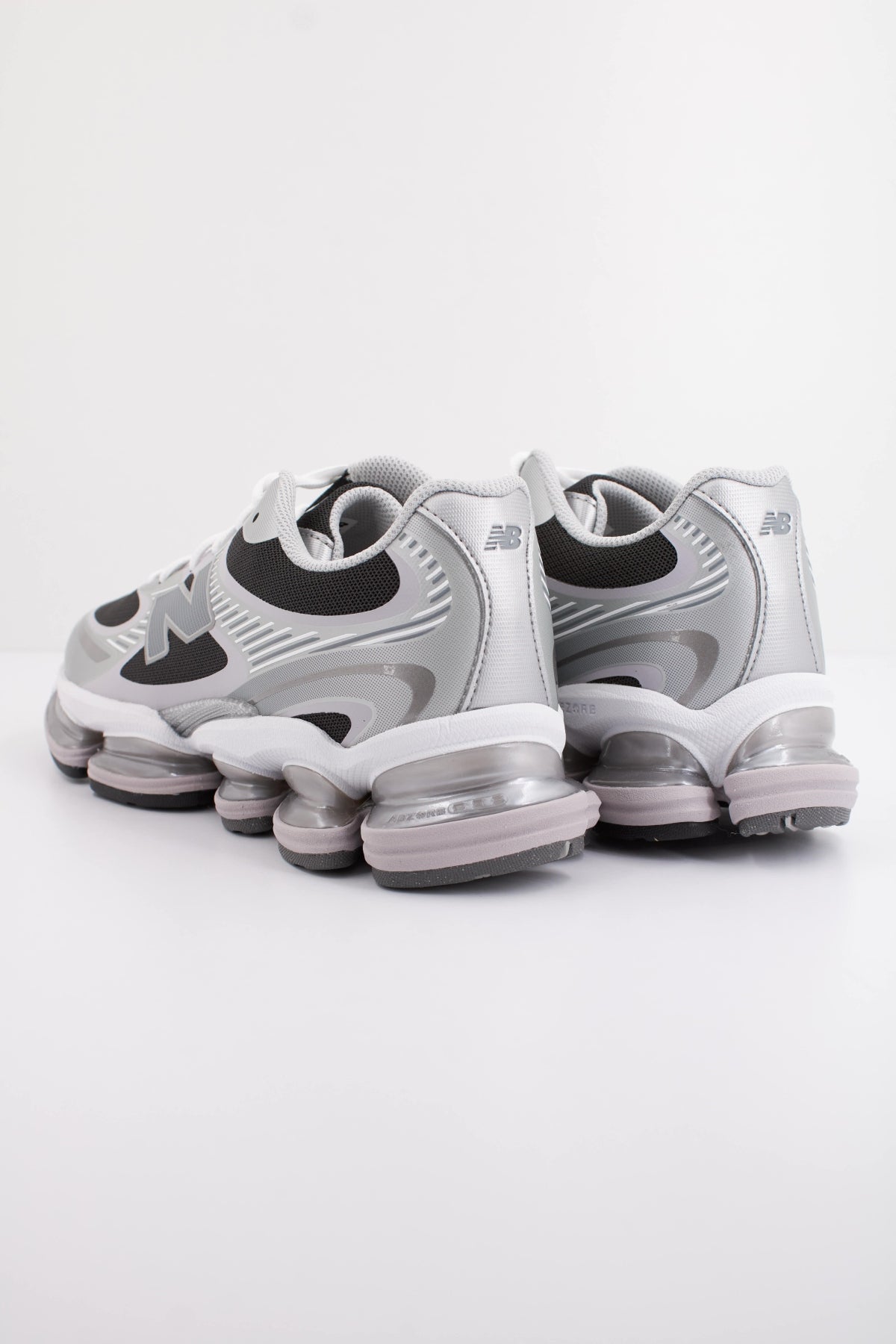 NEW BALANCE U OZ en color PLATA  (4)