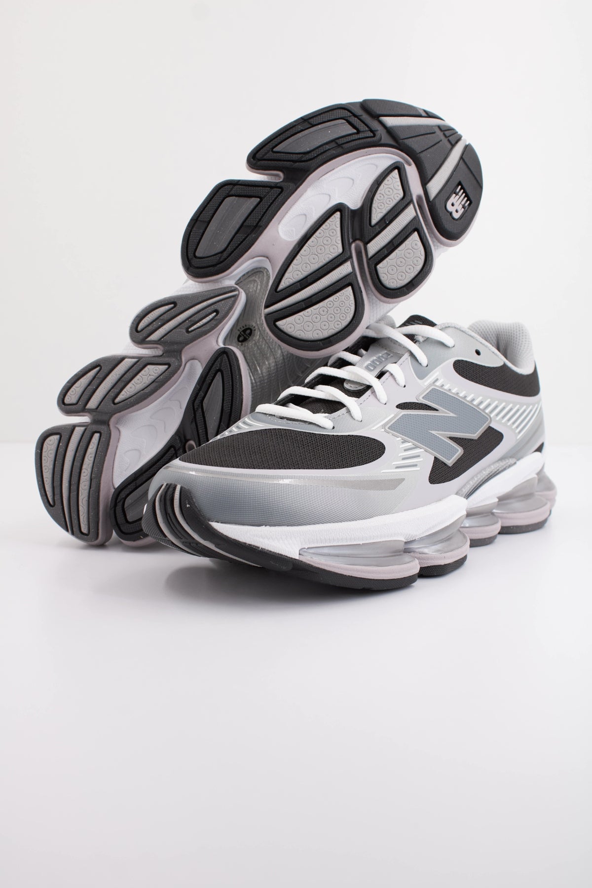 NEW BALANCE U OZ en color PLATA  (5)
