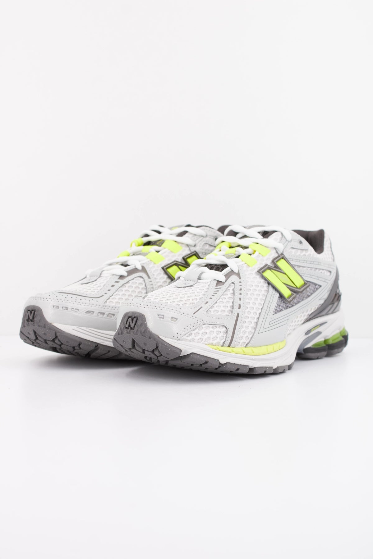 NEW BALANCE U  en color BLANCO  (2)