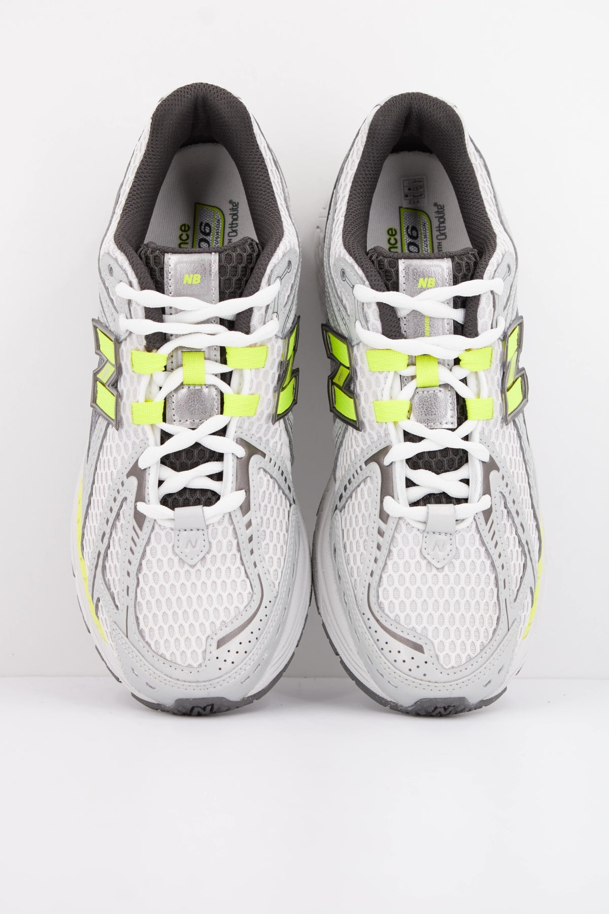 NEW BALANCE U  en color BLANCO  (3)