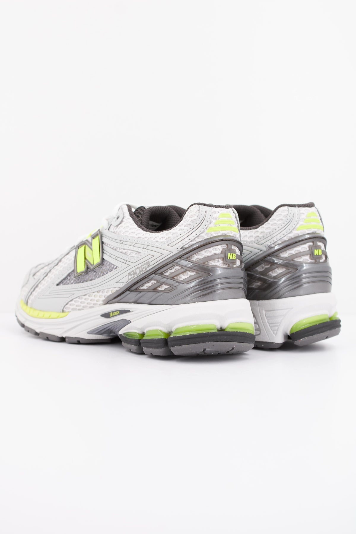 NEW BALANCE U  en color BLANCO  (4)