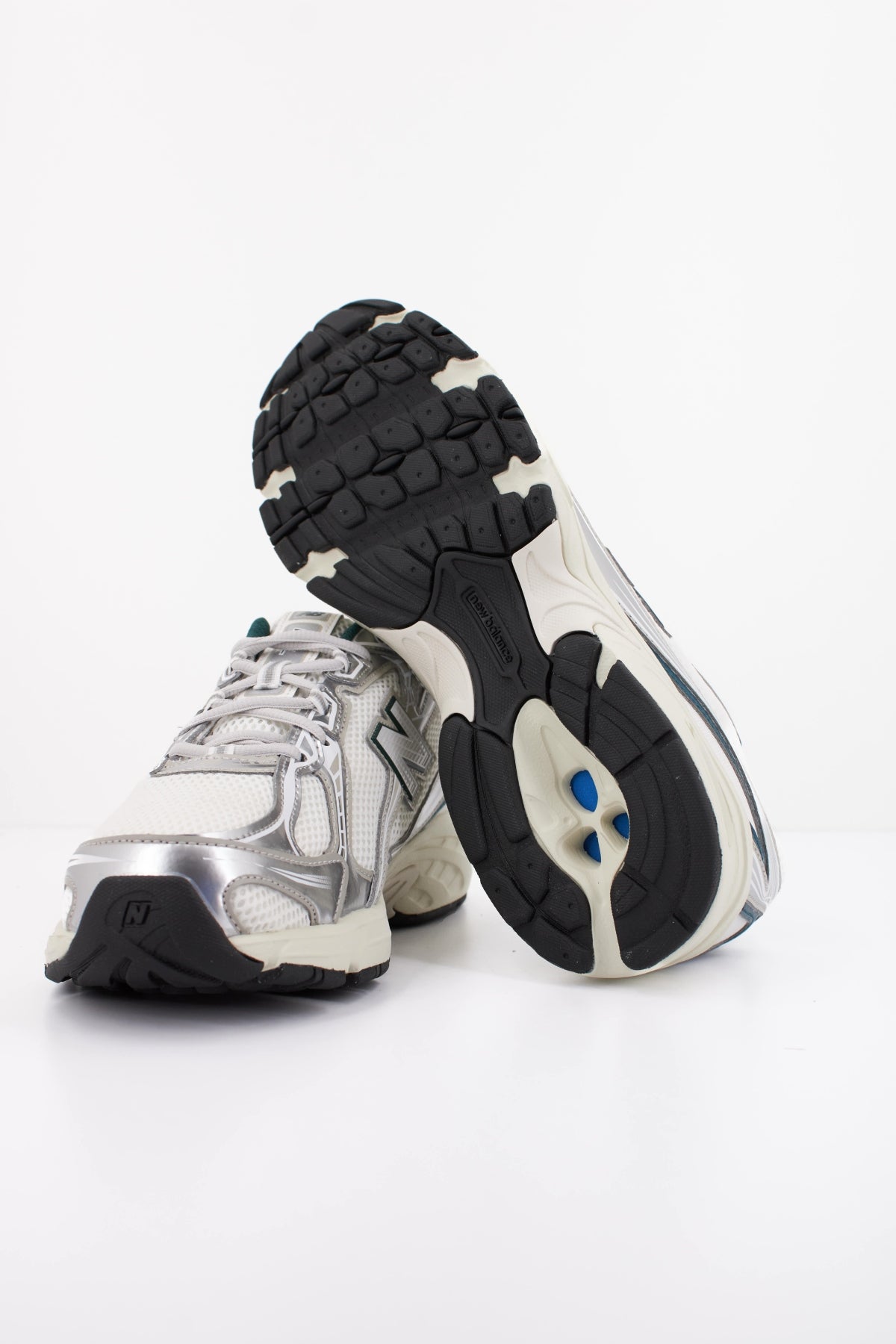 NEW BALANCE U en color BLANCO  (5)