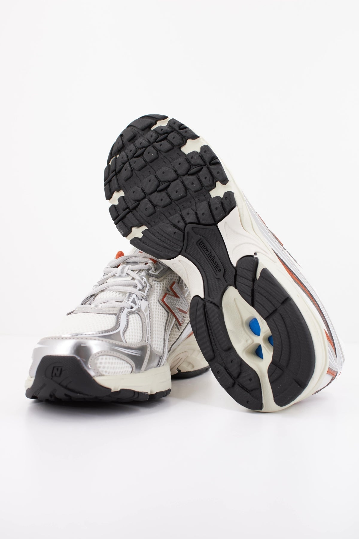 NEW BALANCE U  en color BLANCO  (5)