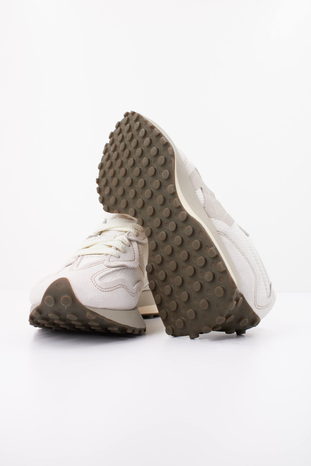 NEW BALANCE U  en color BLANCO  (5)