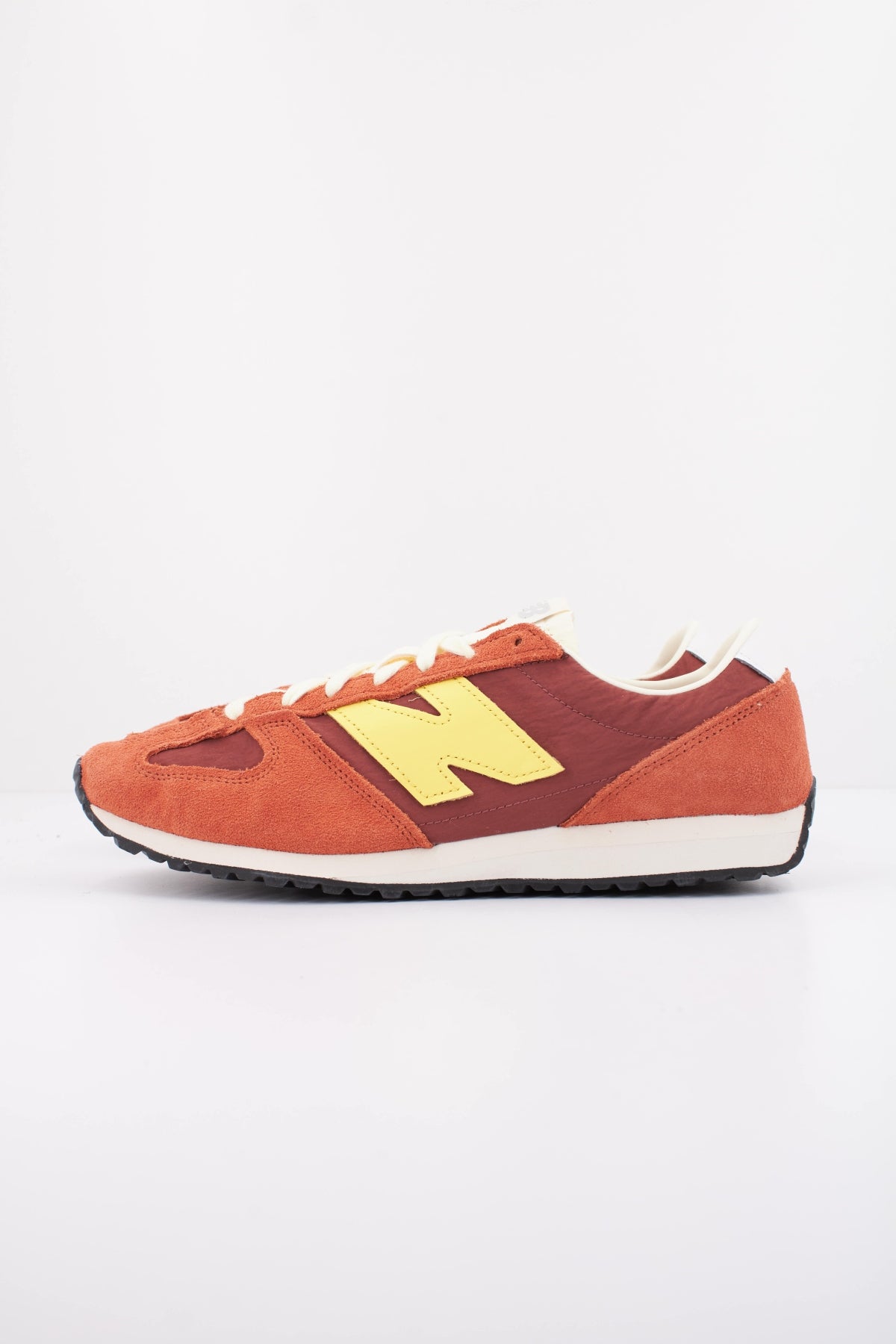 NEW BALANCE U  en color ROJO  (1)