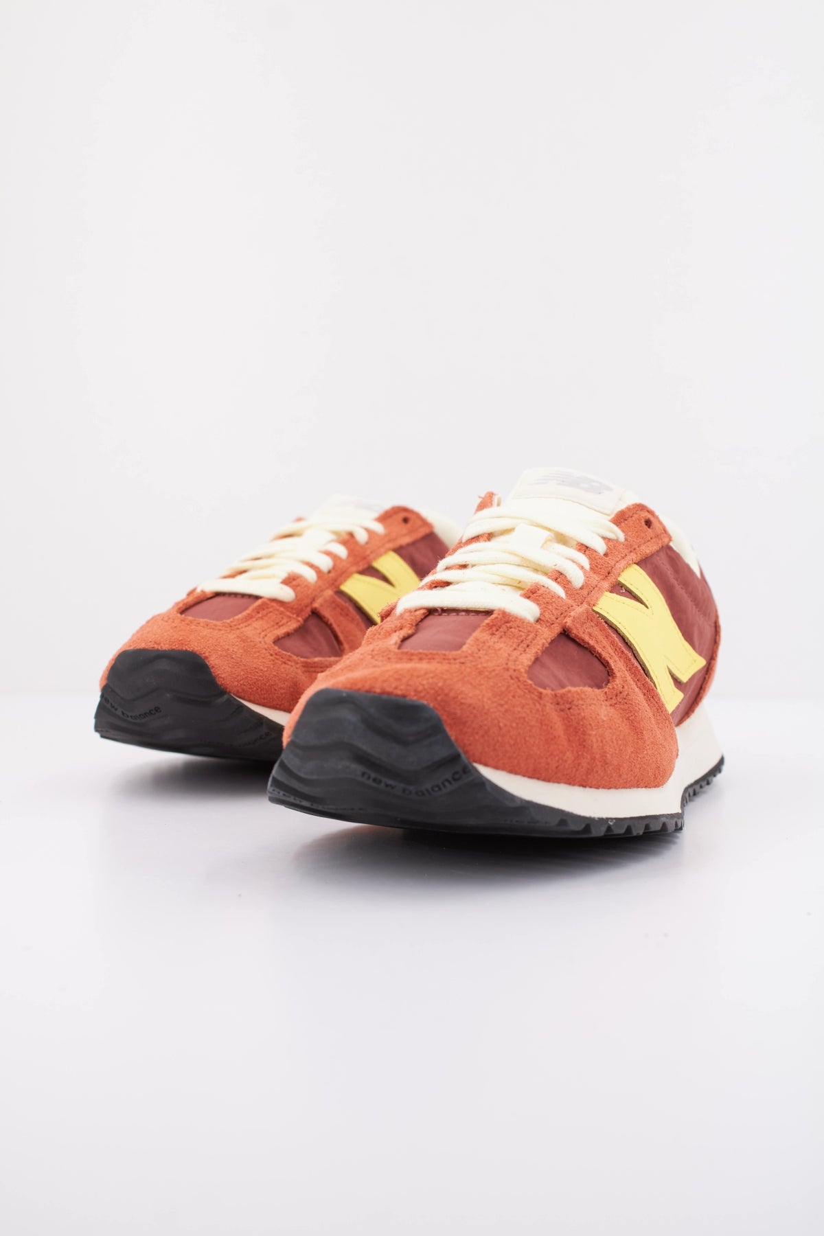 NEW BALANCE U  en color ROJO  (2)