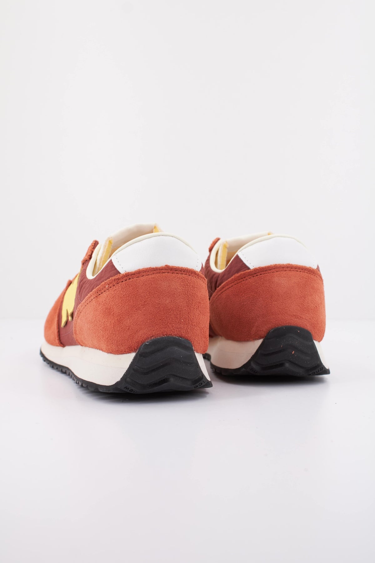 NEW BALANCE U  en color ROJO  (4)