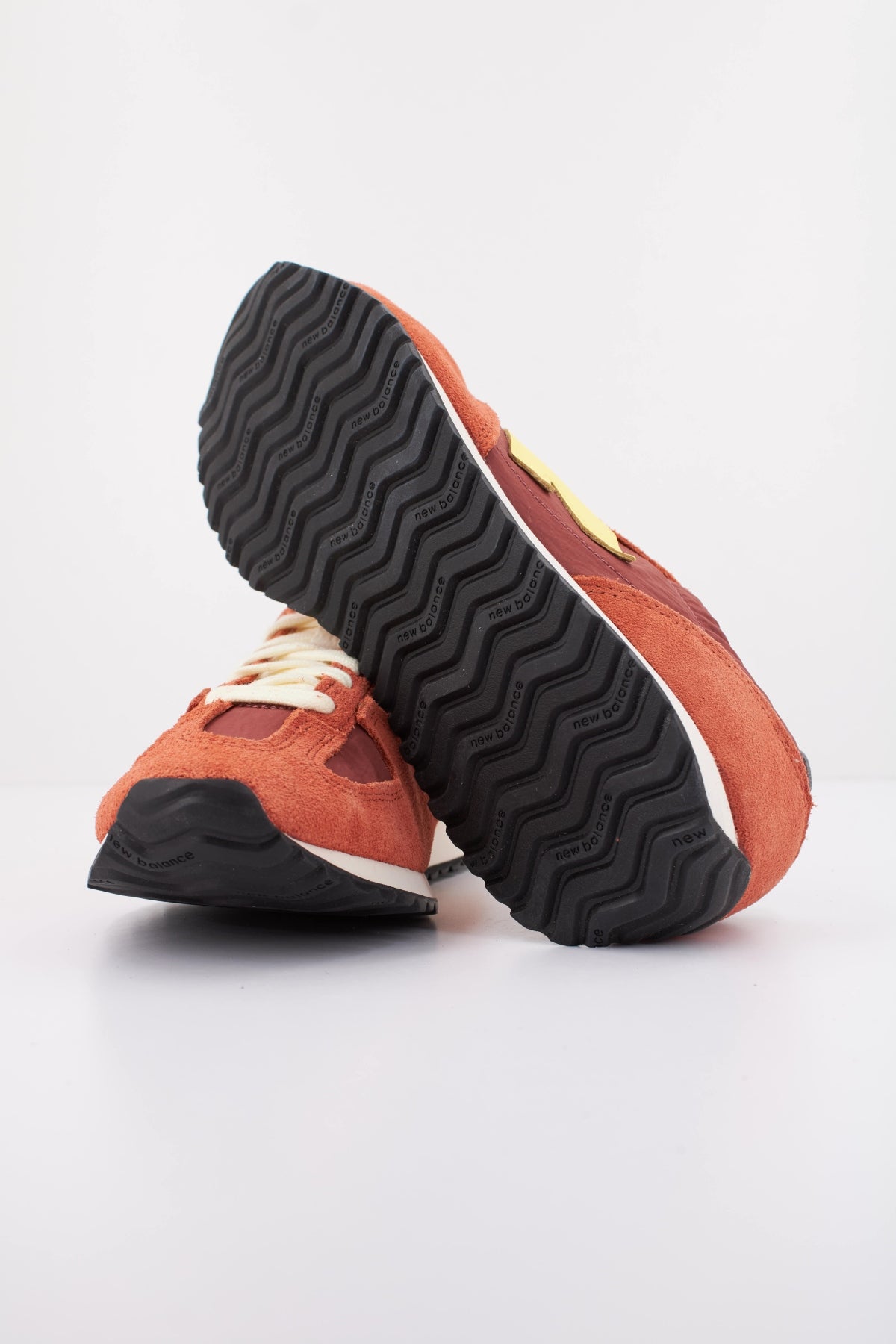 NEW BALANCE U  en color ROJO  (5)