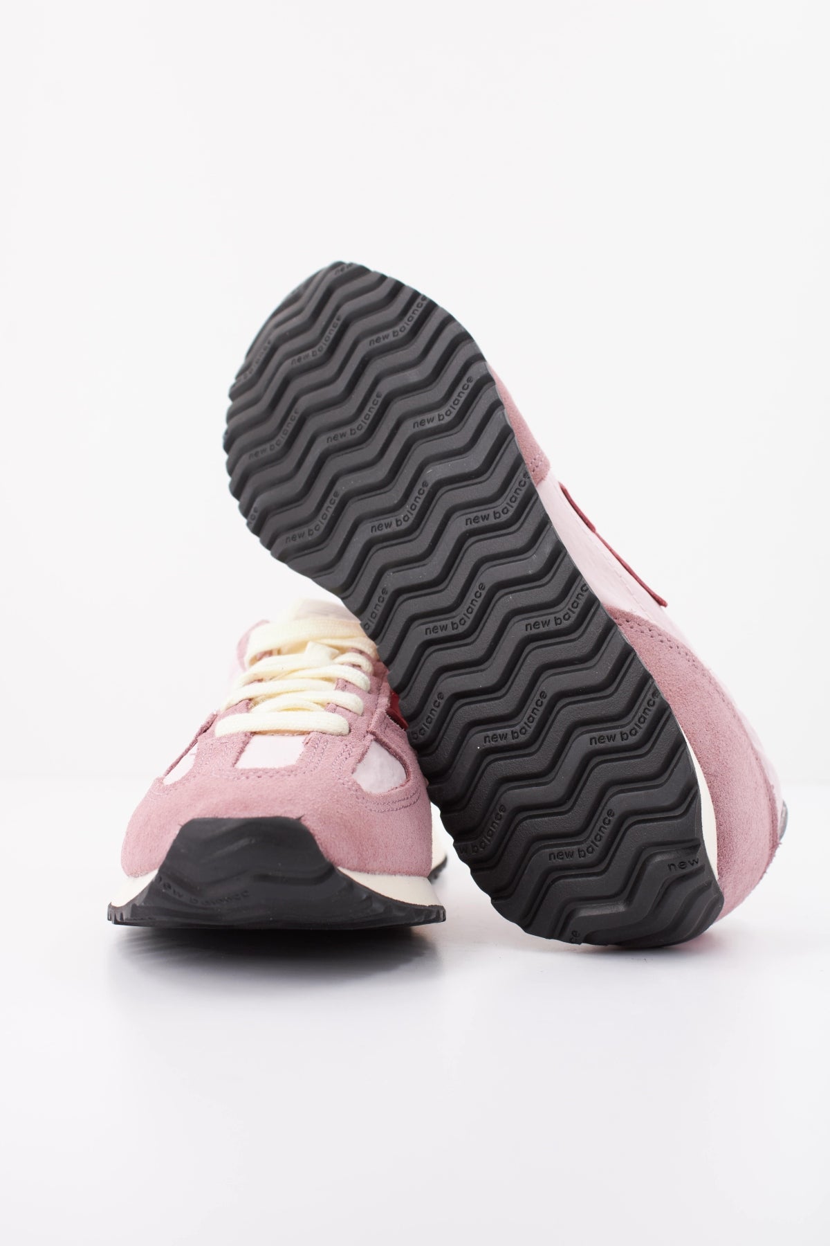 NEW BALANCE U  en color ROSA  (5)