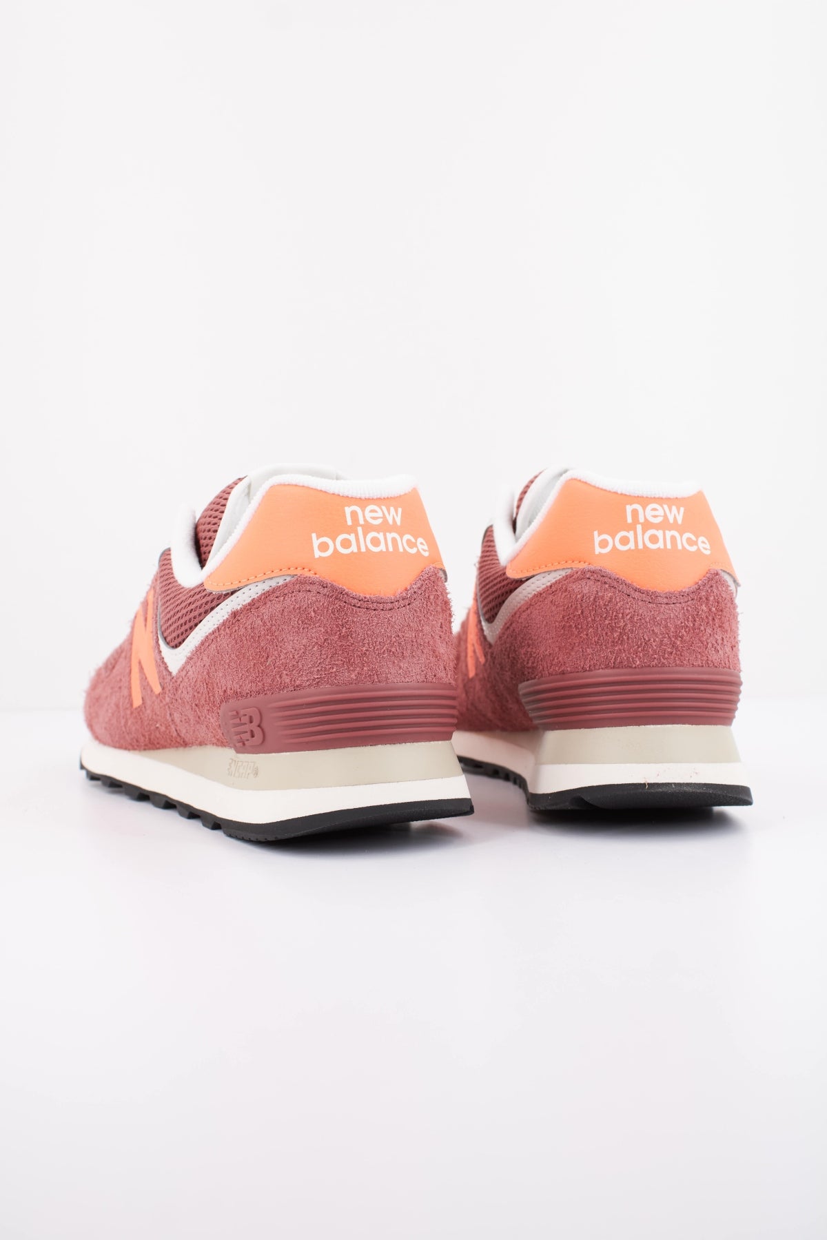 NEW BALANCE U  en color BURDEOS  (4)