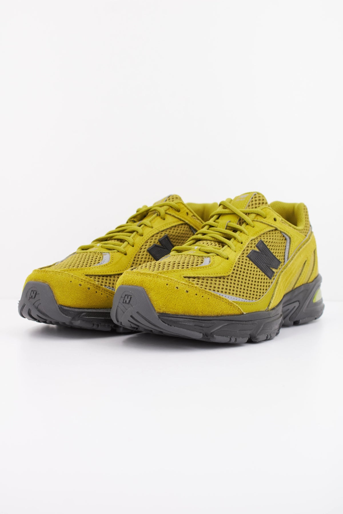 NEW BALANCE U en color VERDE  (2)
