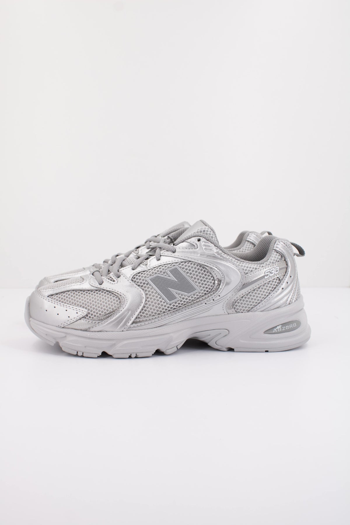 NEW BALANCE MR en color PLATA  (1)