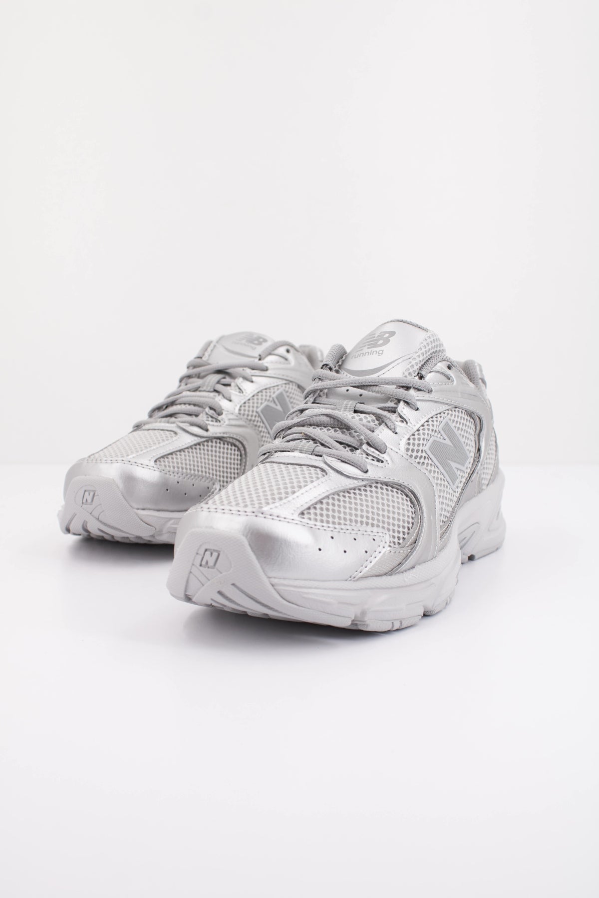 NEW BALANCE MR en color PLATA  (2)