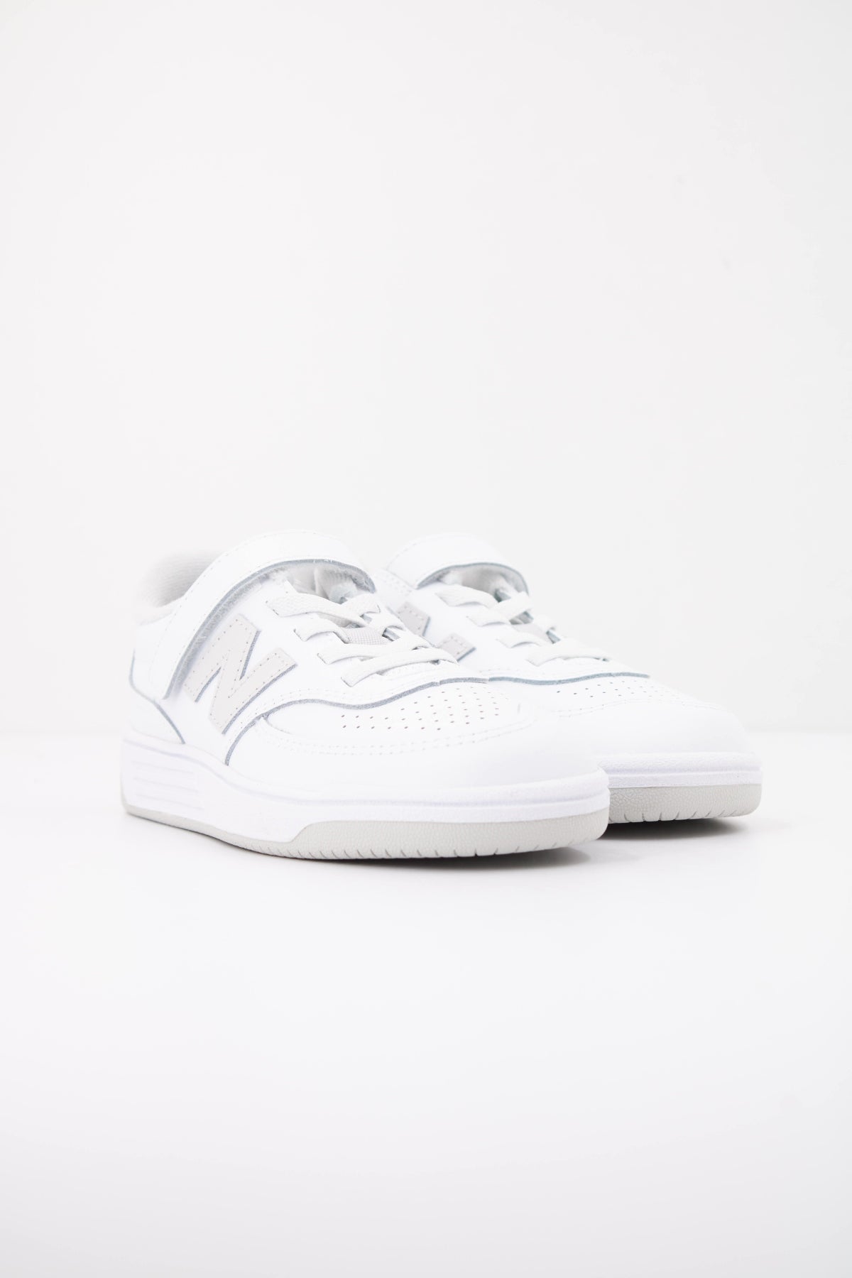NEW BALANCE P F  en color BLANCO  (2)