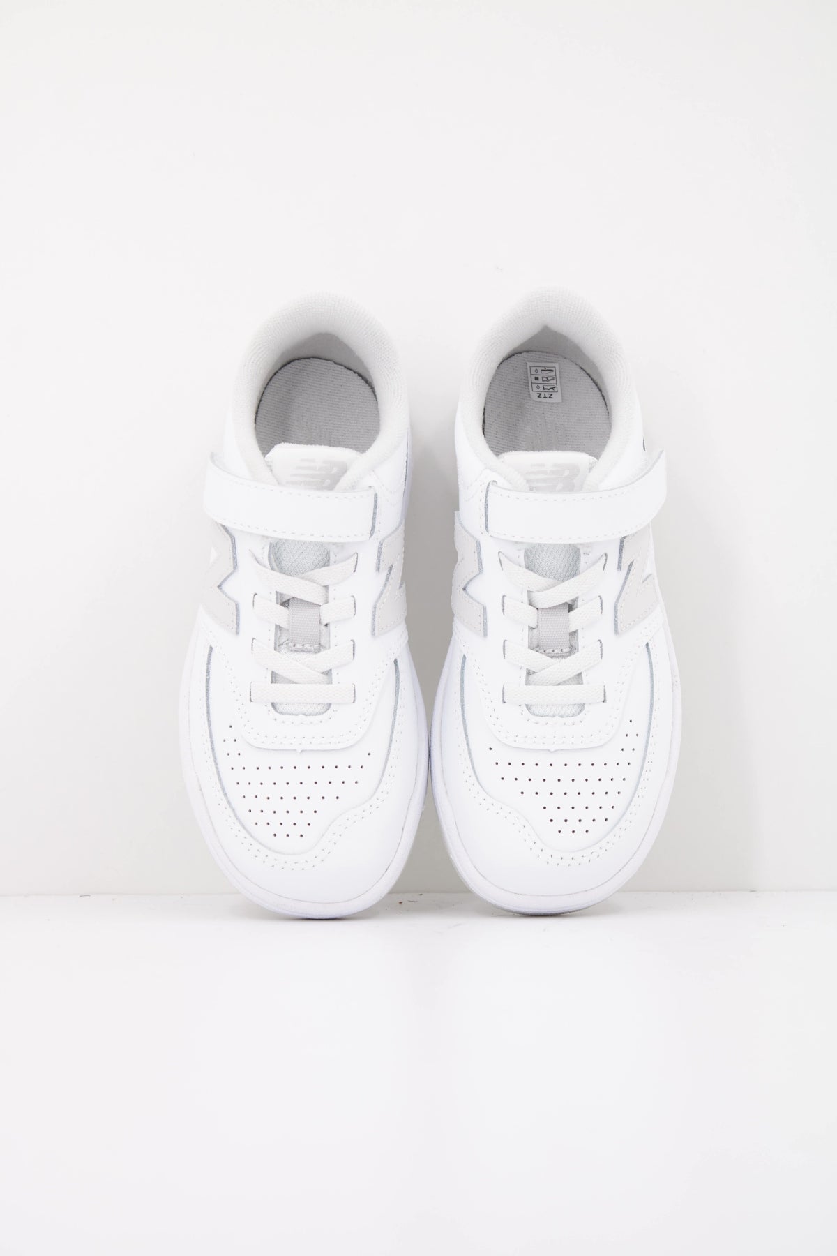 NEW BALANCE P F  en color BLANCO  (3)