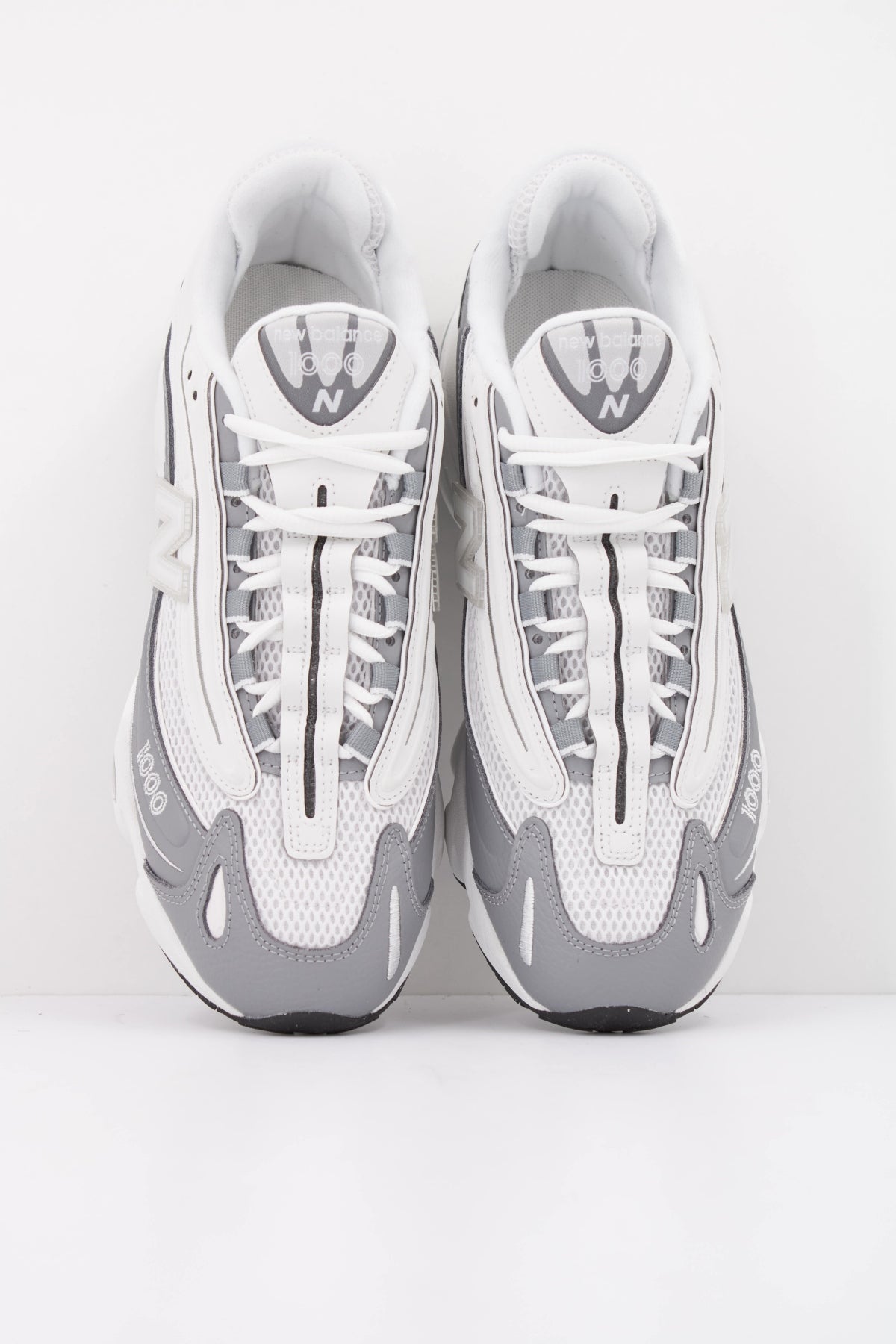 NEW BALANCE U  en color BLANCO  (3)