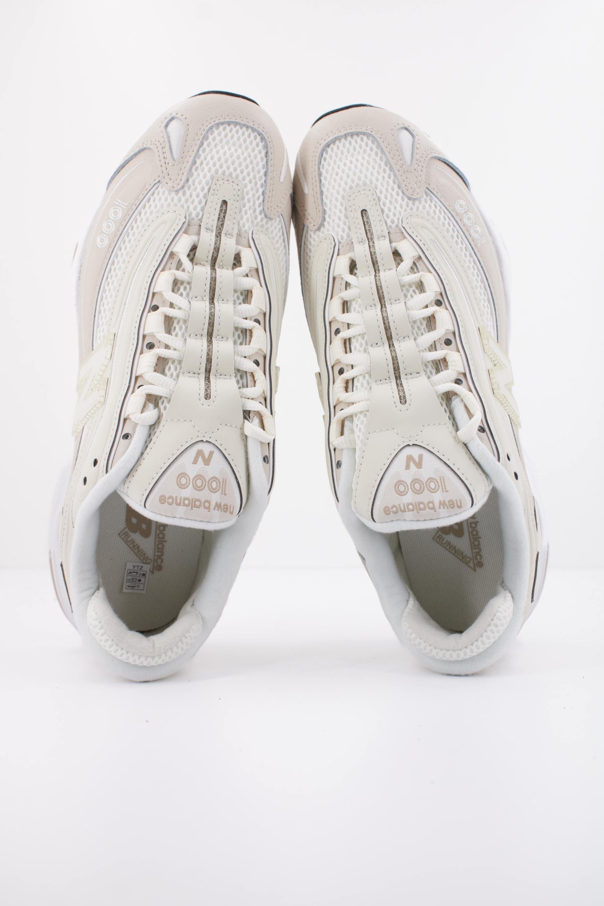 NEW BALANCE U  en color MARRON CLARO  (3)