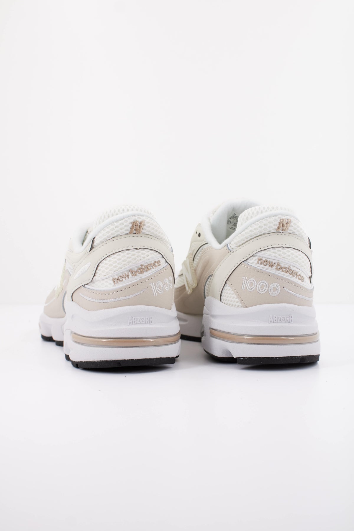 NEW BALANCE U  en color MARRON CLARO  (4)