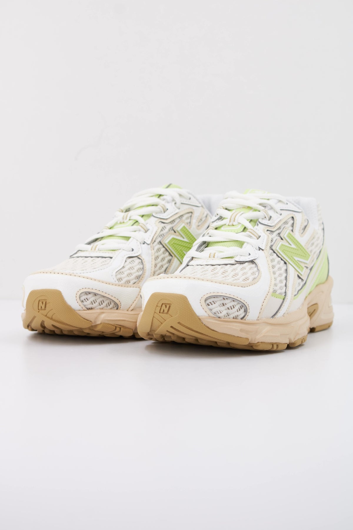 NEW BALANCE U en color VERDE  (2)