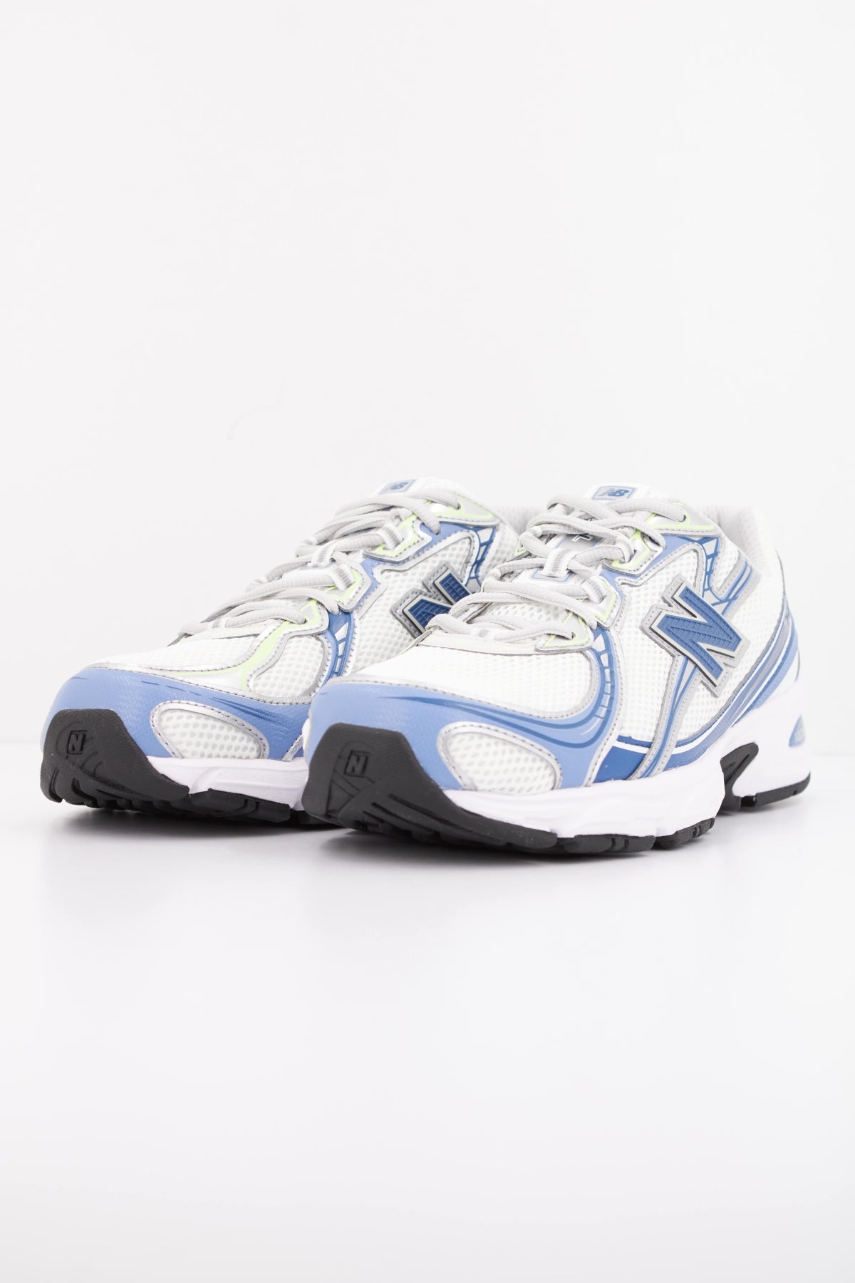 NEW BALANCE U  en color BLANCO  (2)