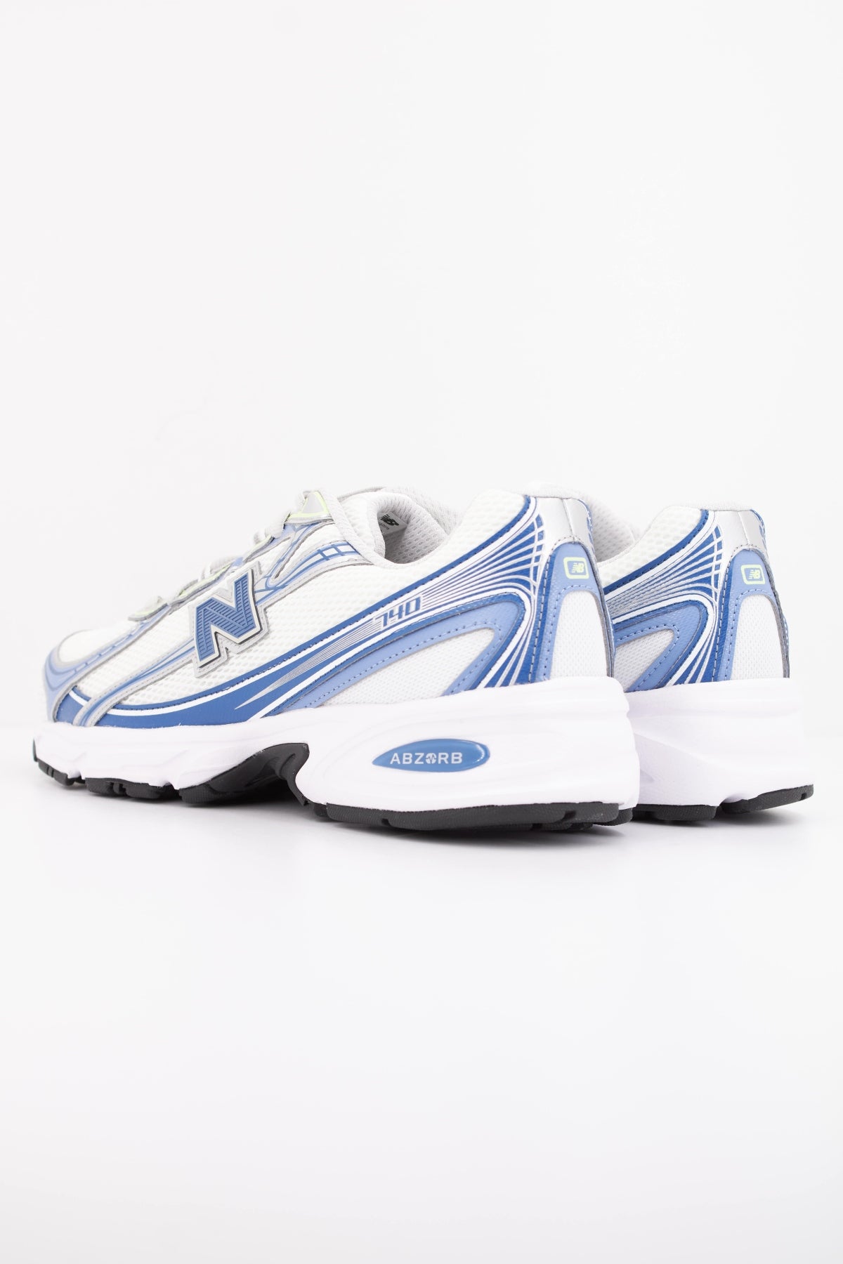 NEW BALANCE U  en color BLANCO  (4)