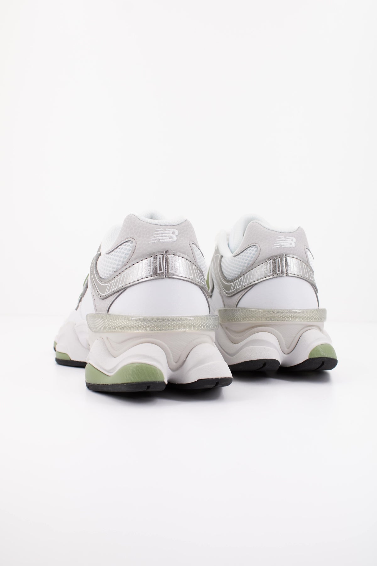 NEW BALANCE U  en color BLANCO  (4)