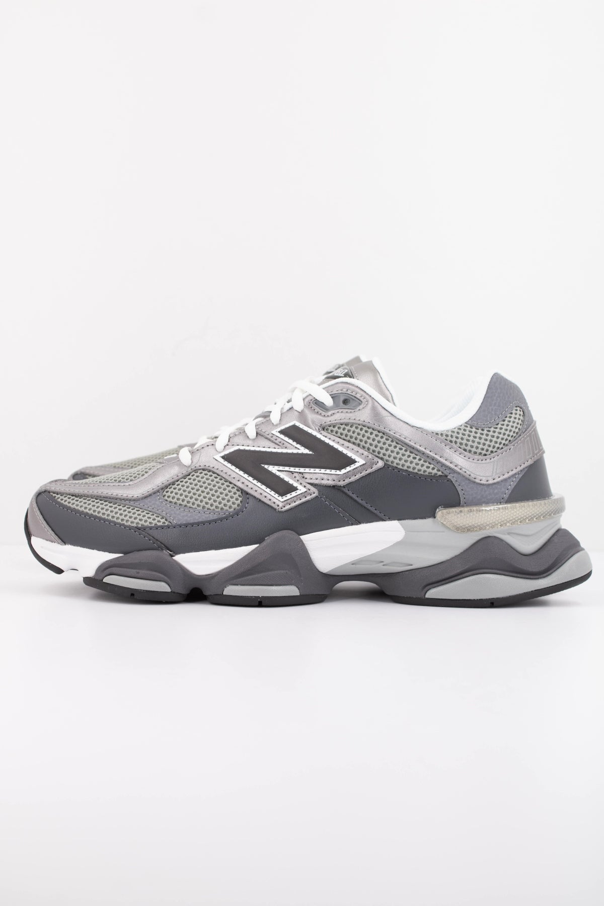 NEW BALANCE U  en color GRIS  (1)