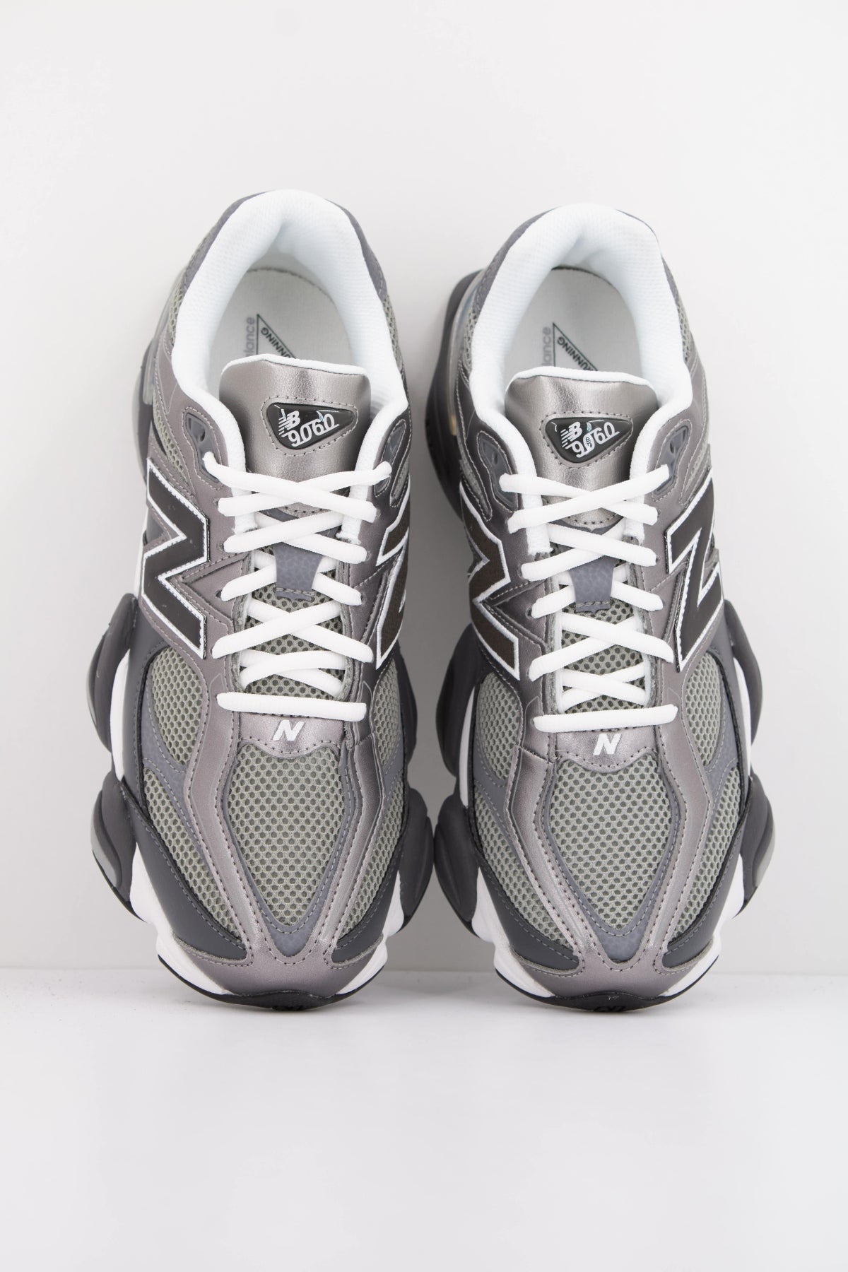 NEW BALANCE U  en color GRIS  (3)