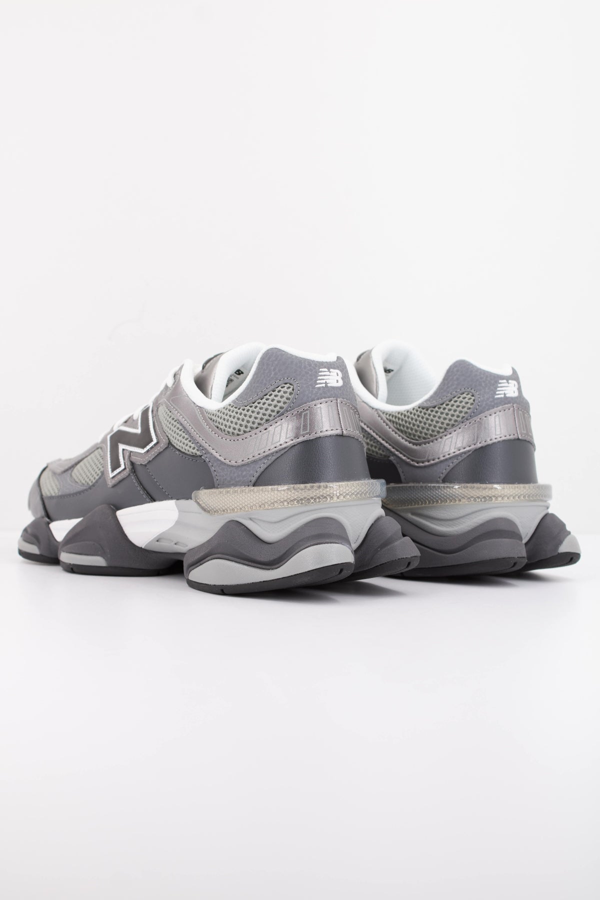 NEW BALANCE U  en color GRIS  (4)