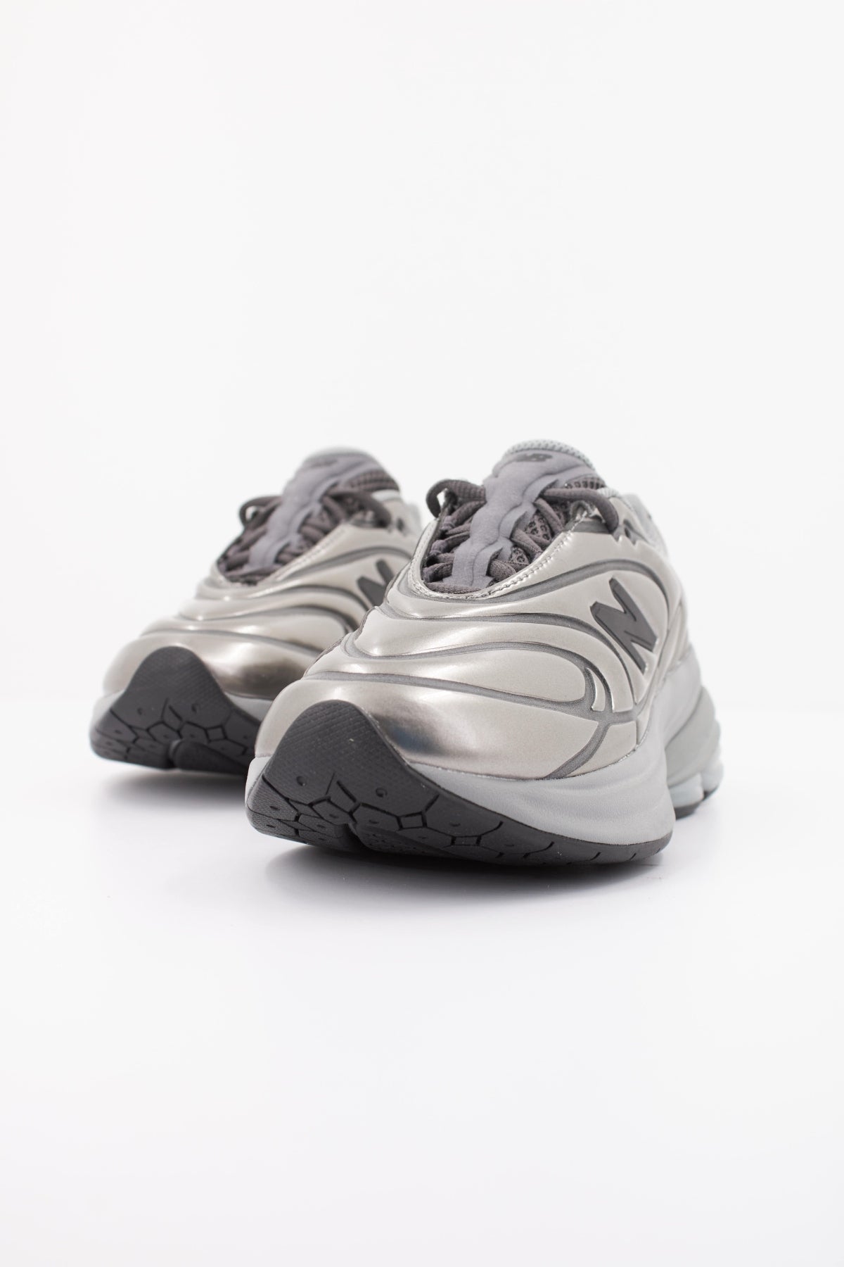 NEW BALANCE U  en color GRIS  (2)