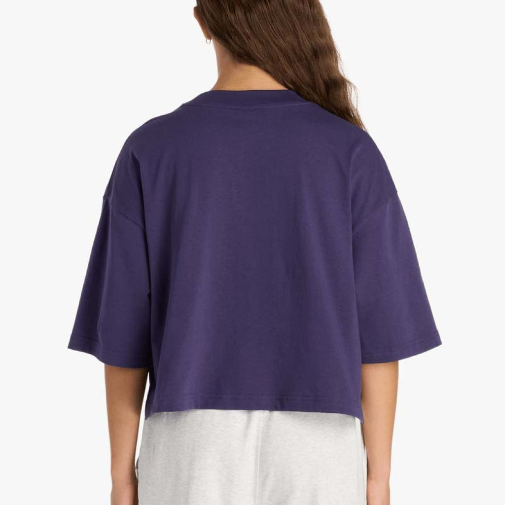 NEW BALANCE  ATHLETICS PREMIUM TSHIRT  en color VIOLETA  (5)