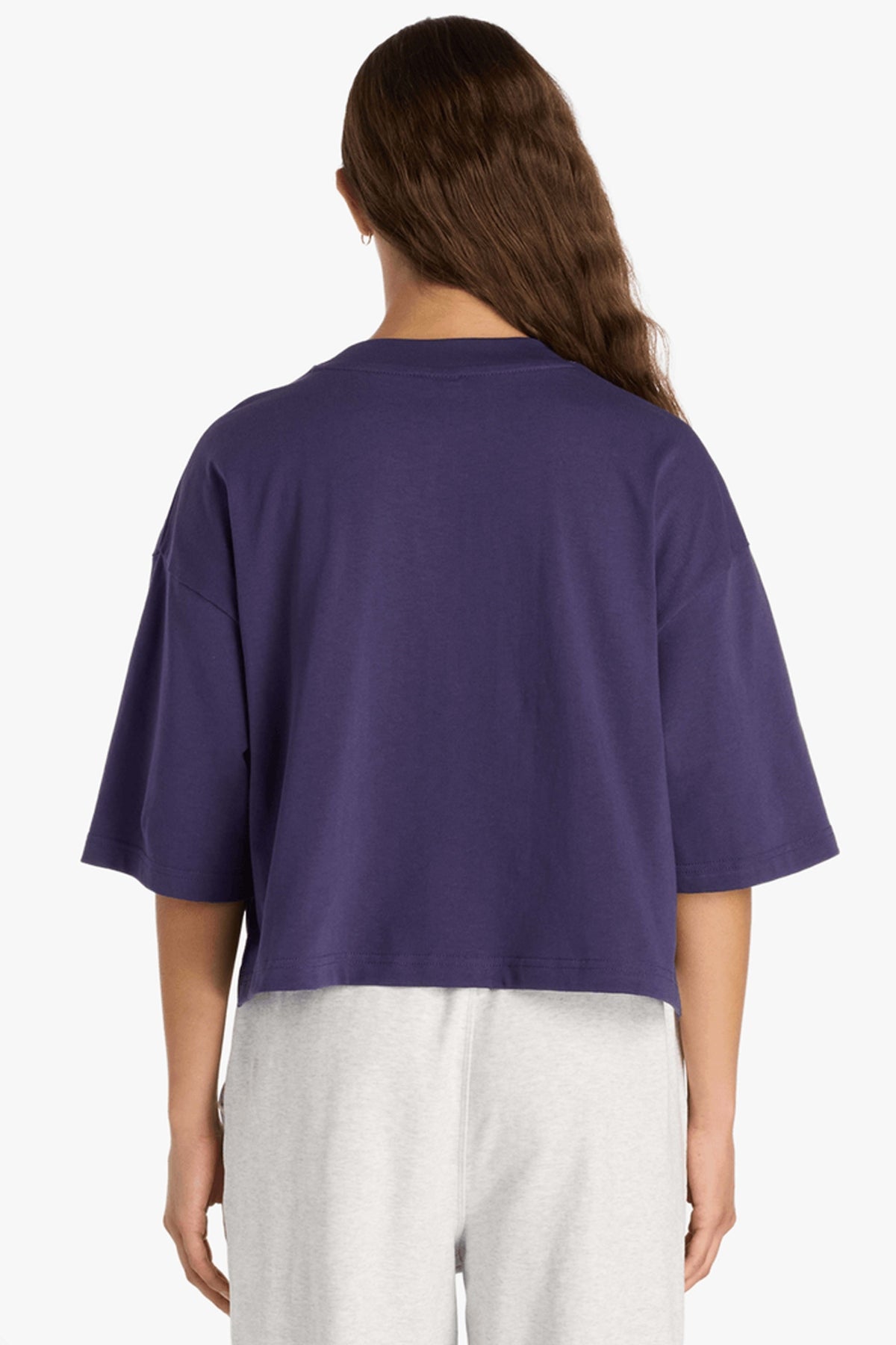 NEW BALANCE  ATHLETICS PREMIUM TSHIRT  en color VIOLETA  (2)